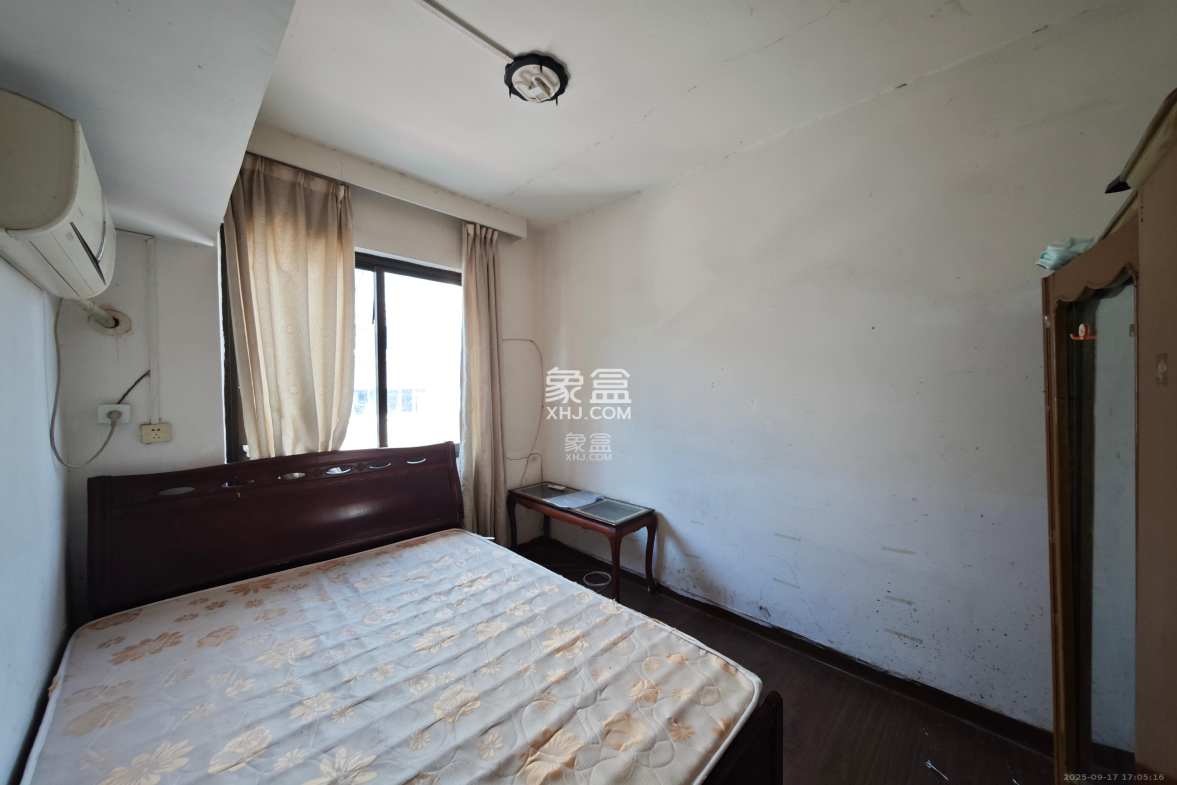 长岭水电八局宿舍 3室1厅1卫 1600.0元/月 长岭水电八局宿舍 3室1厅1卫 1600.0元/月室内图