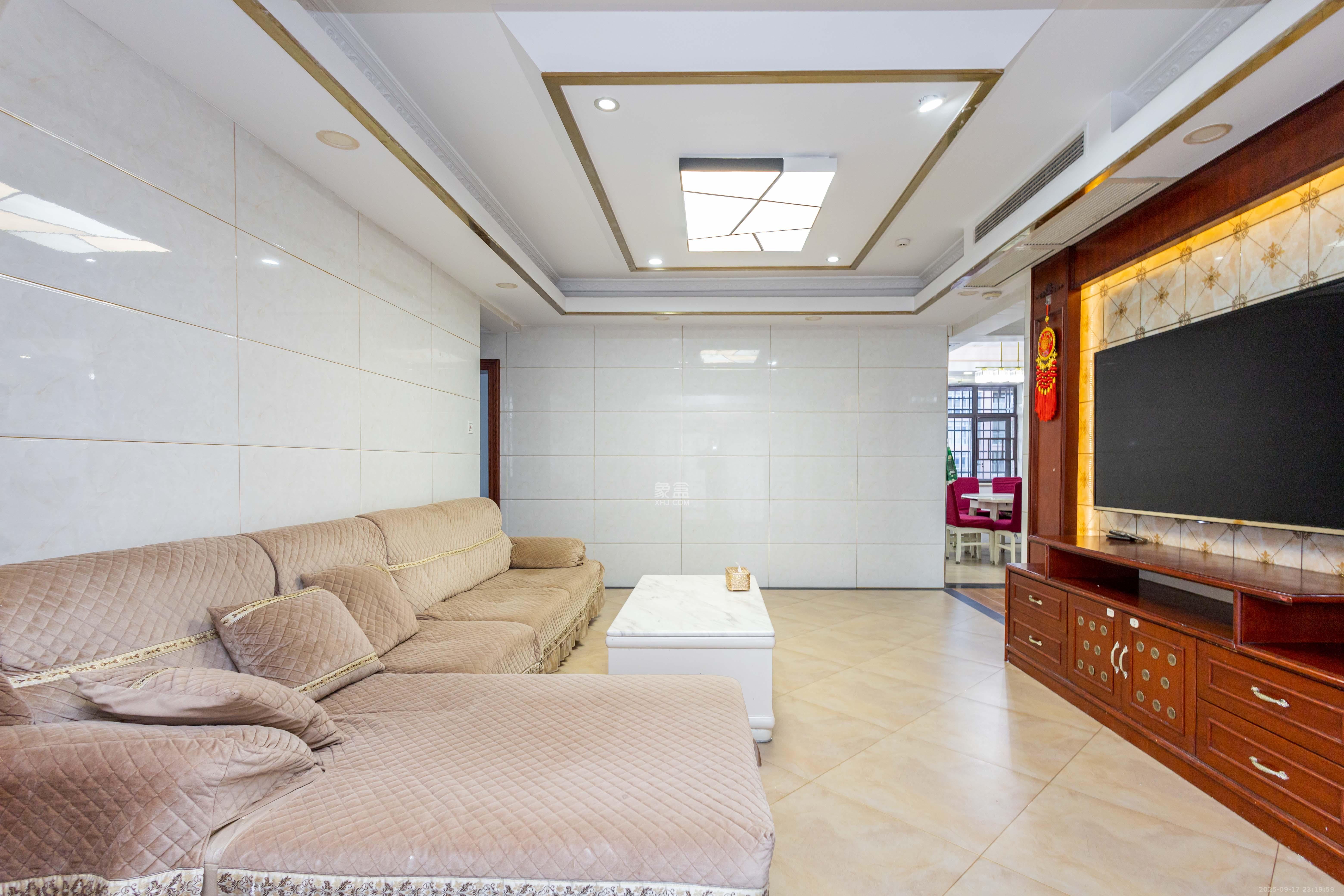 盛隆佳园 4室2厅2卫 126.0万 盛隆佳园 4室2厅2卫 126.0万客厅