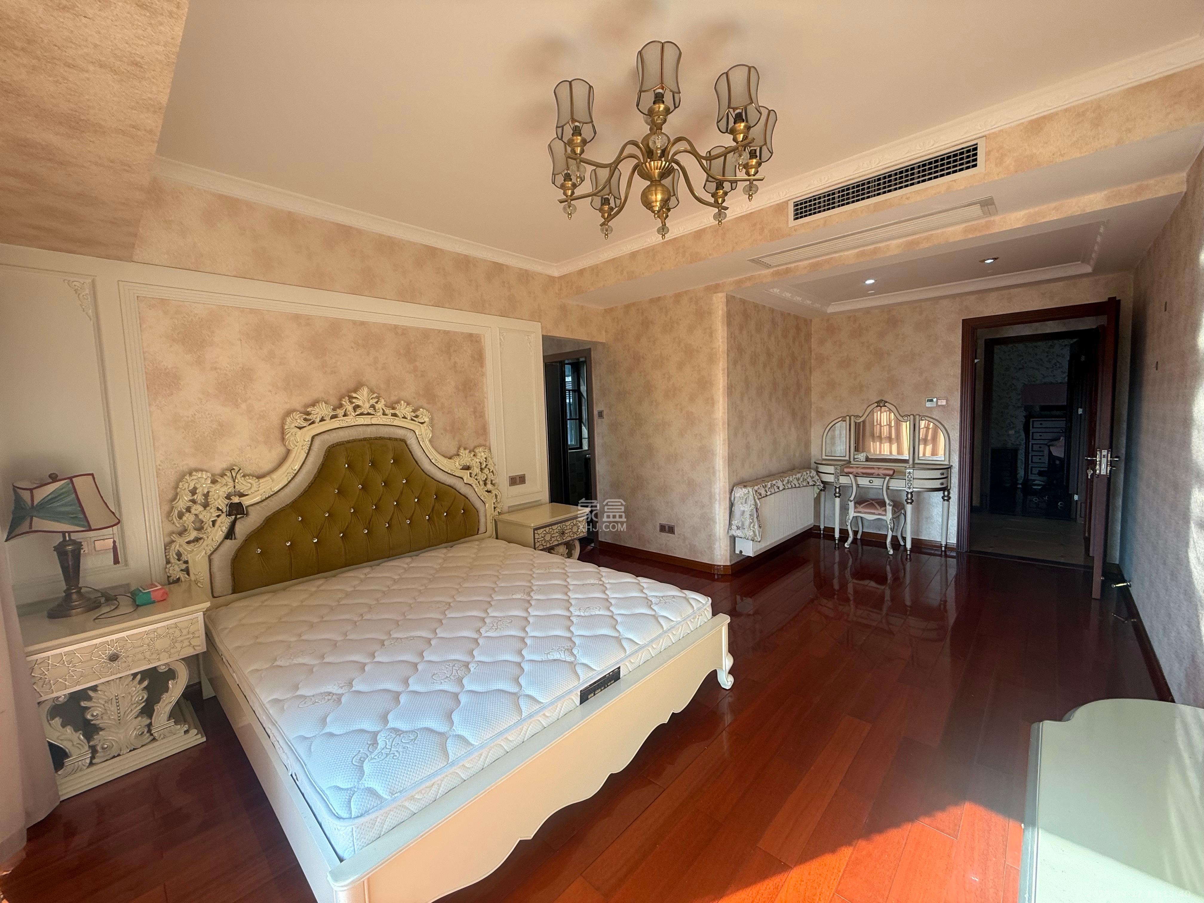 藏珑湖上国际花园 4室2厅2卫 6300.0元/月 藏珑湖上国际花园 4室2厅2卫 6300.0元/月室内图