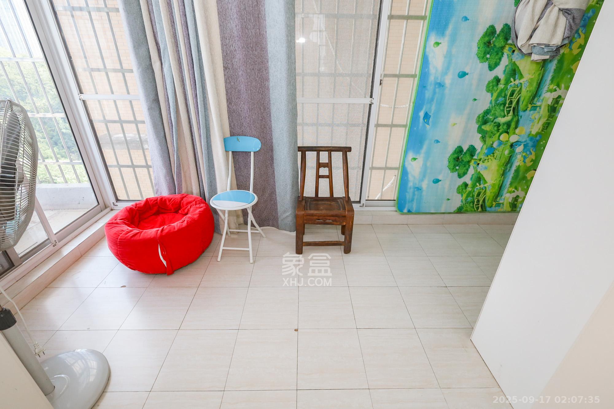 新诚小区 3室2厅1卫 70.0万 新诚小区 3室2厅1卫 70.0万阳台