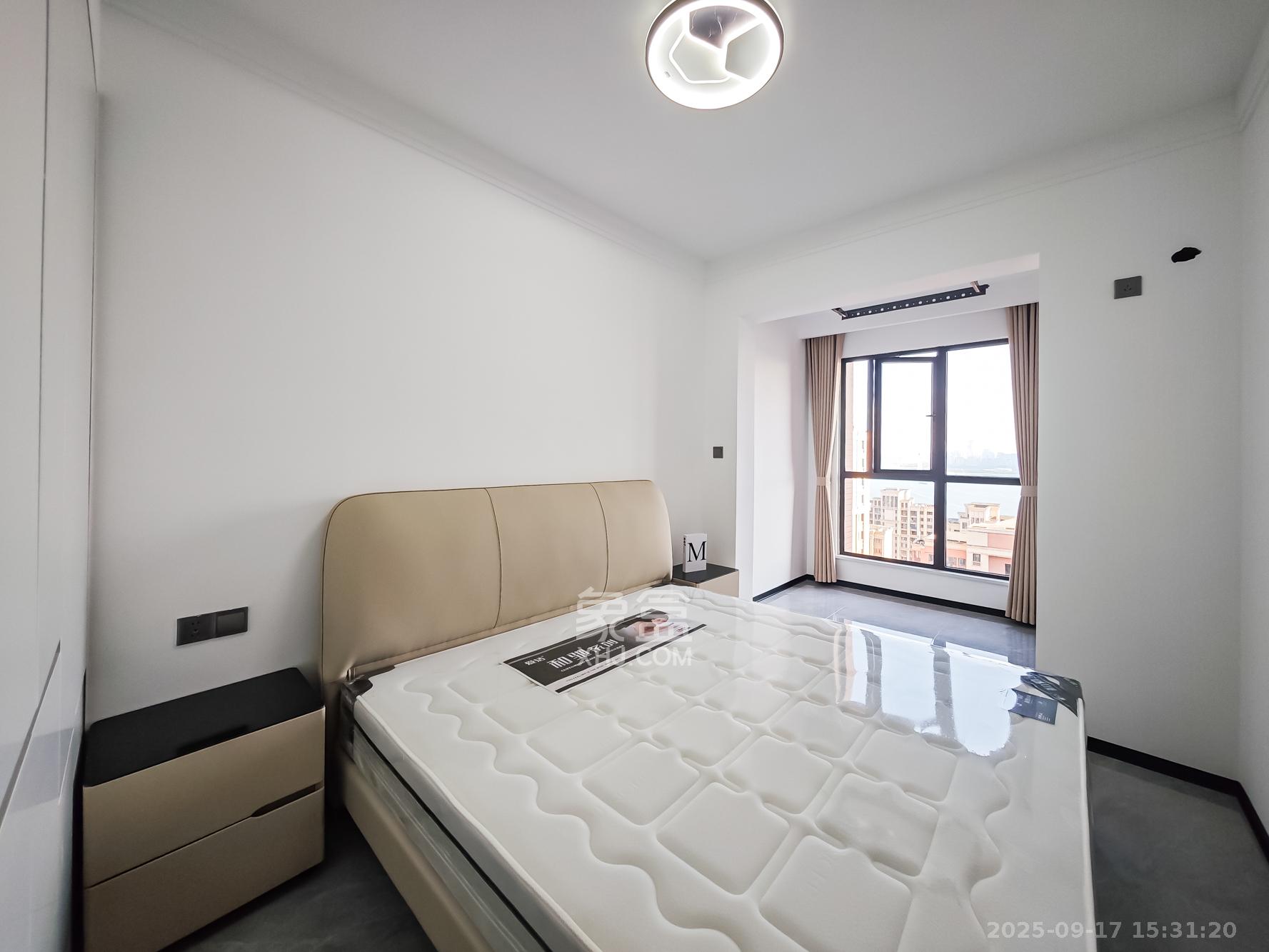 绿地海外滩一期  4室2厅2卫    99.8万卧室