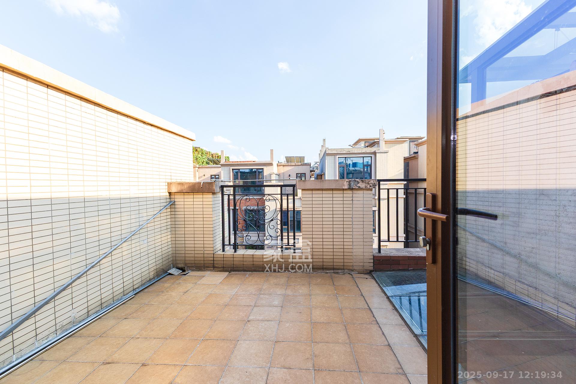 盈峰翠邸 5室2厅4卫 298.0万 盈峰翠邸 5室2厅4卫 298.0万阳台