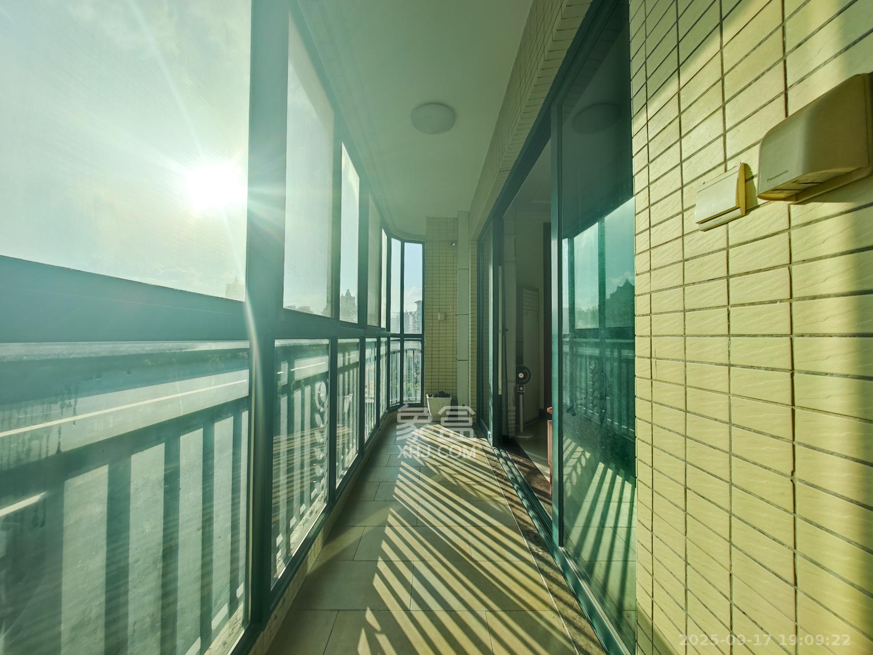 恒大城  4室2厅2卫    126.8万阳台