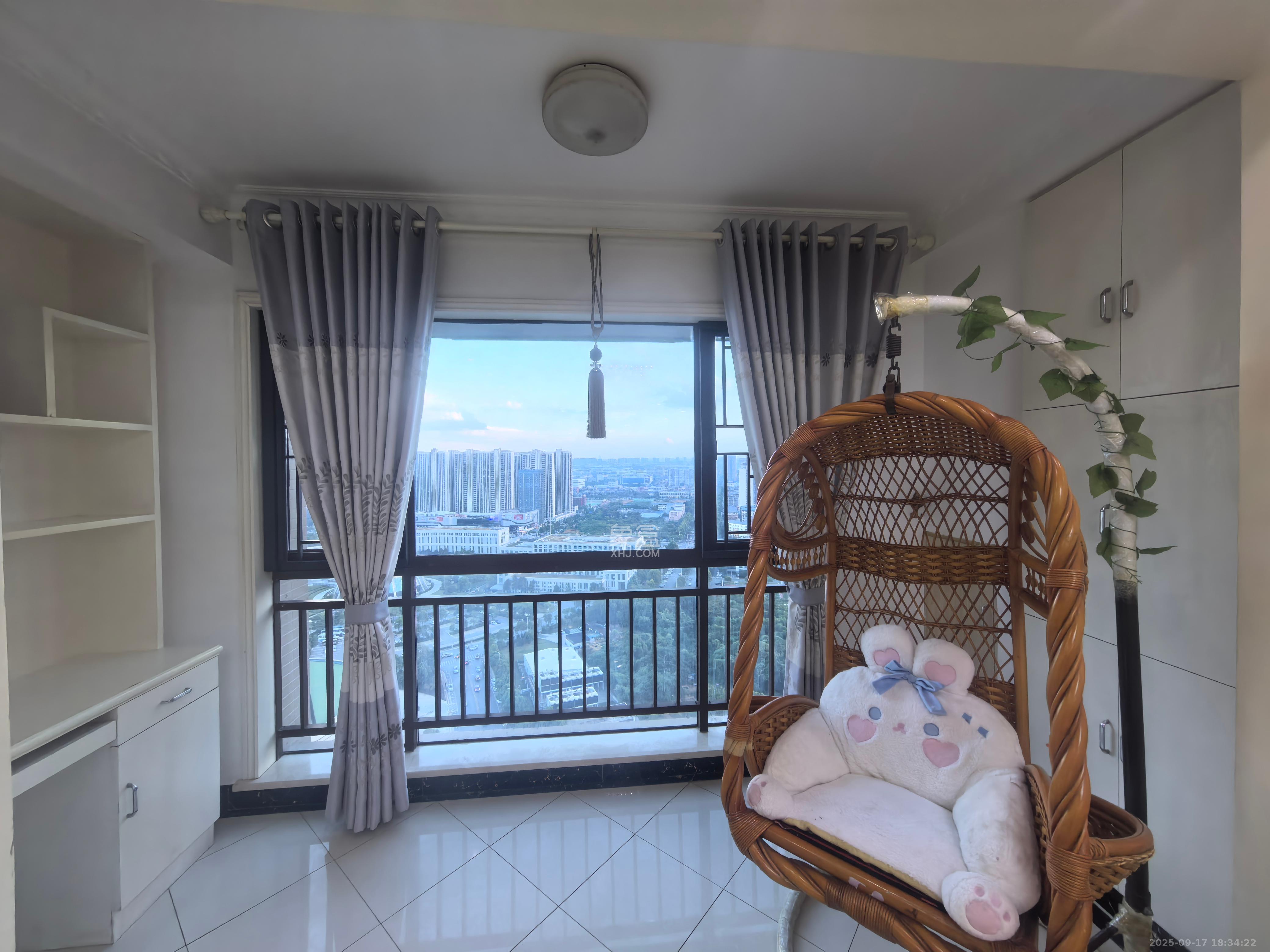 紫鑫御湖湾  3室2厅2卫   2400.00元/月室内图