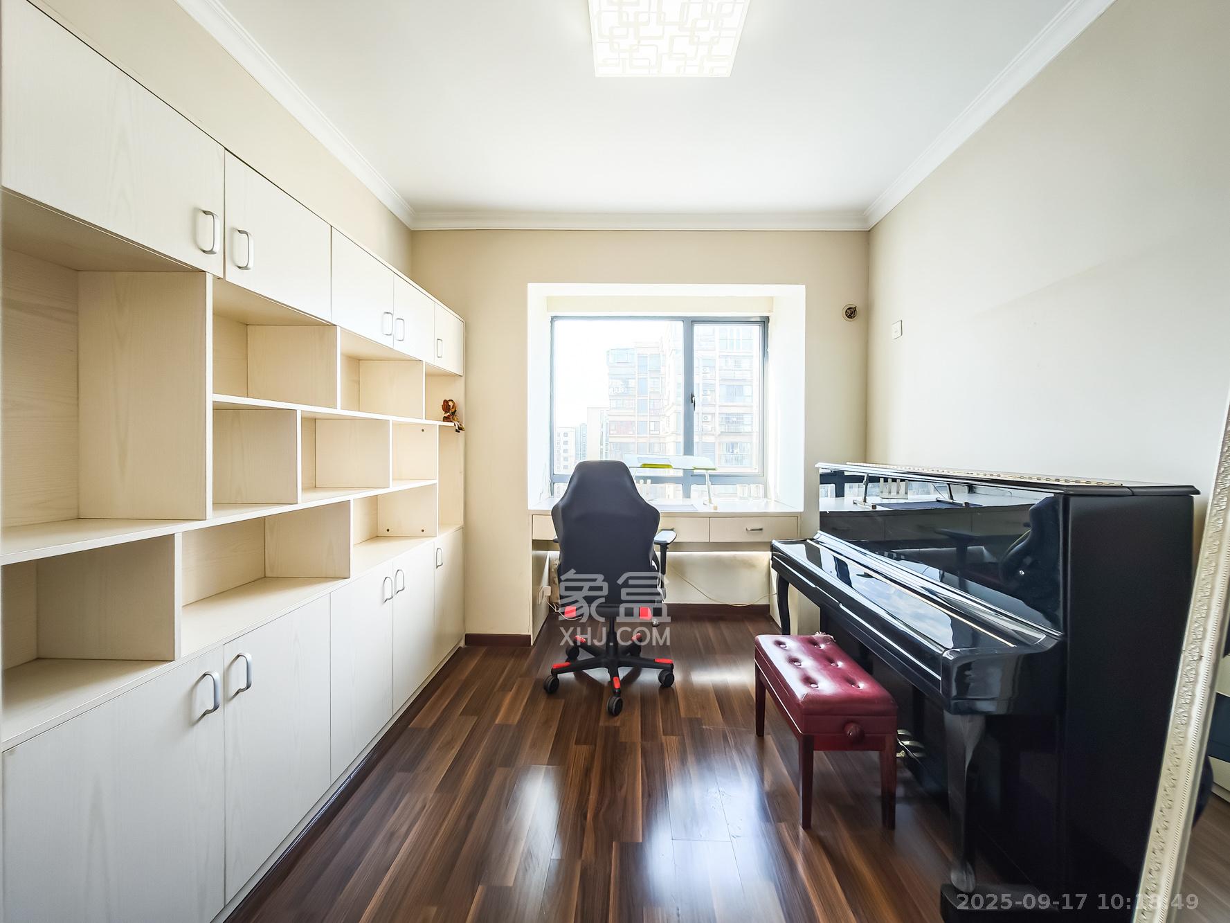 秀峰景园（领秀峰）  3室2厅2卫    75.0万卧室