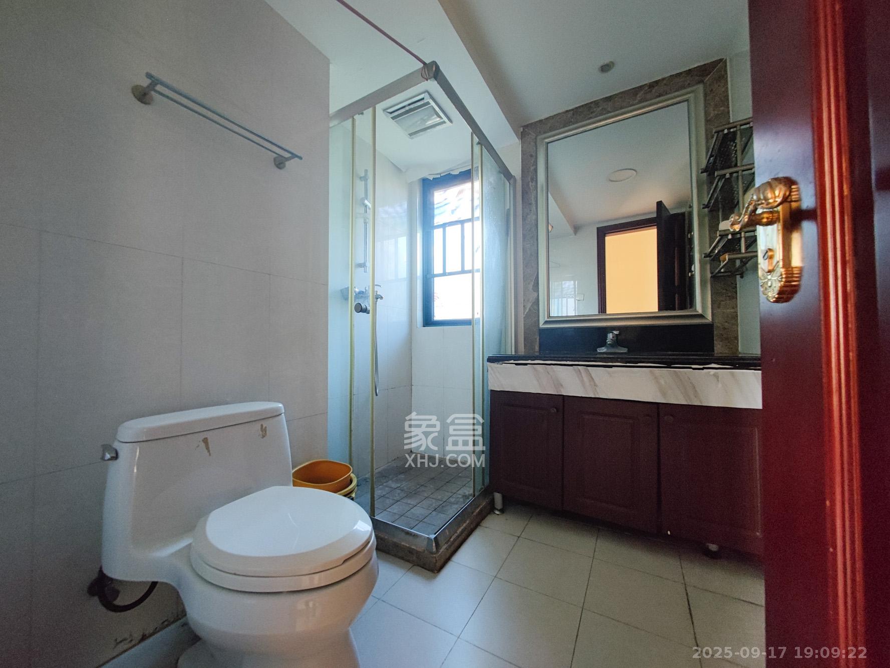 恒大城  4室2厅2卫    126.8万卫生间