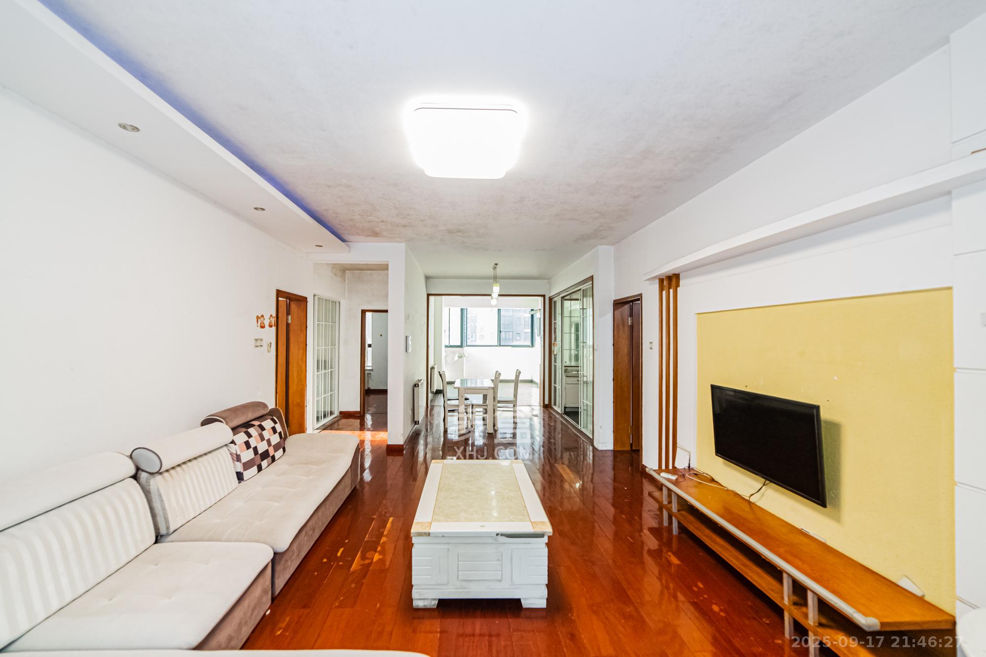 湘江世纪城星江苑 3室2厅2卫 120.0万 湘江世纪城星江苑 3室2厅2卫 120.0万客厅