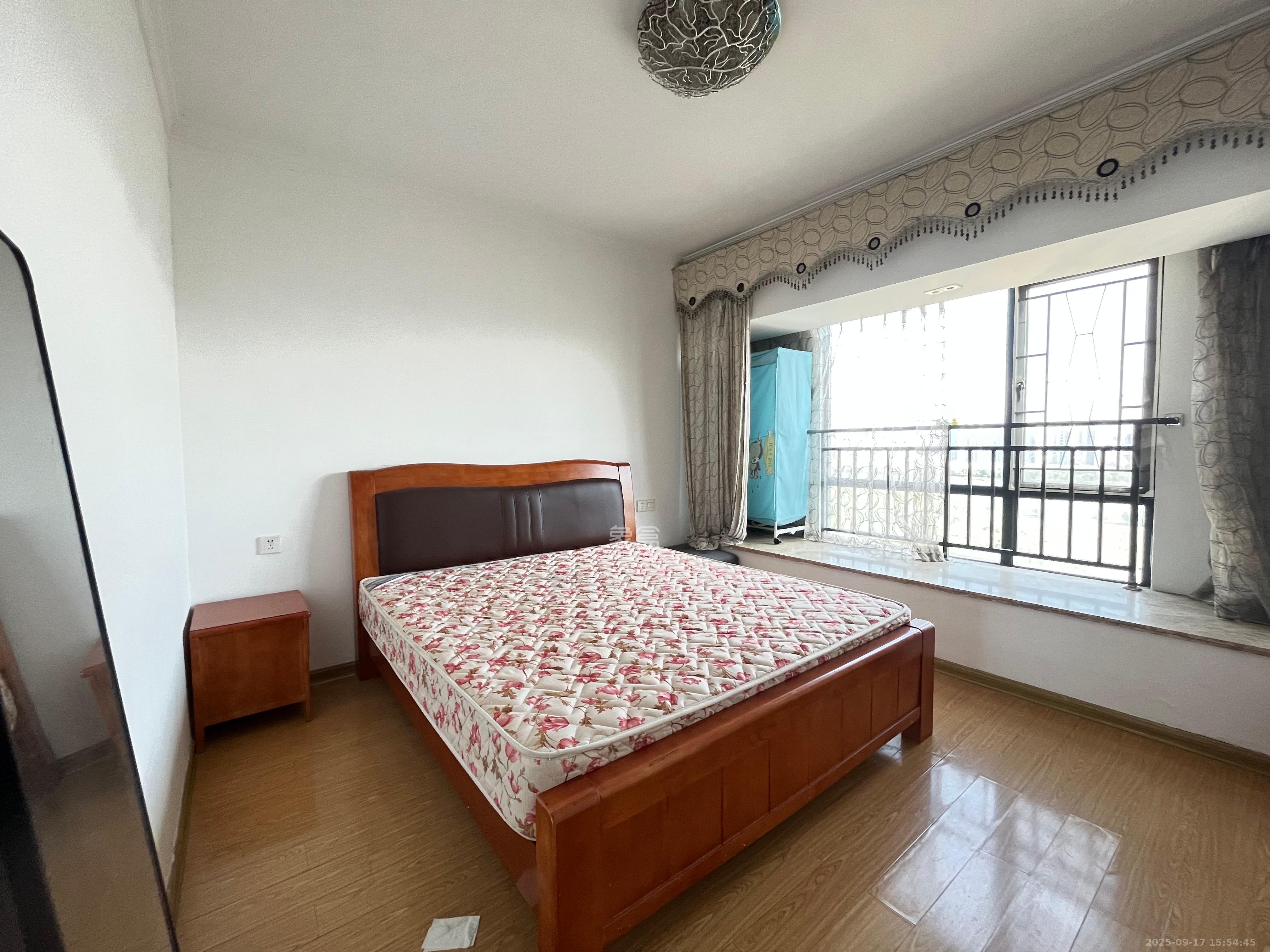 兰亭峰景  3室2厅2卫    2800.0元/月室内图