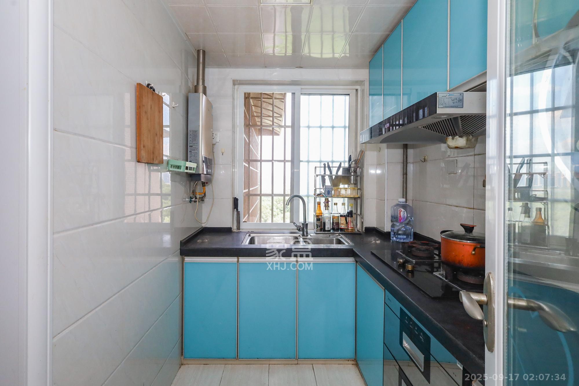 新诚小区 3室2厅1卫 70.0万 新诚小区 3室2厅1卫 70.0万厨房