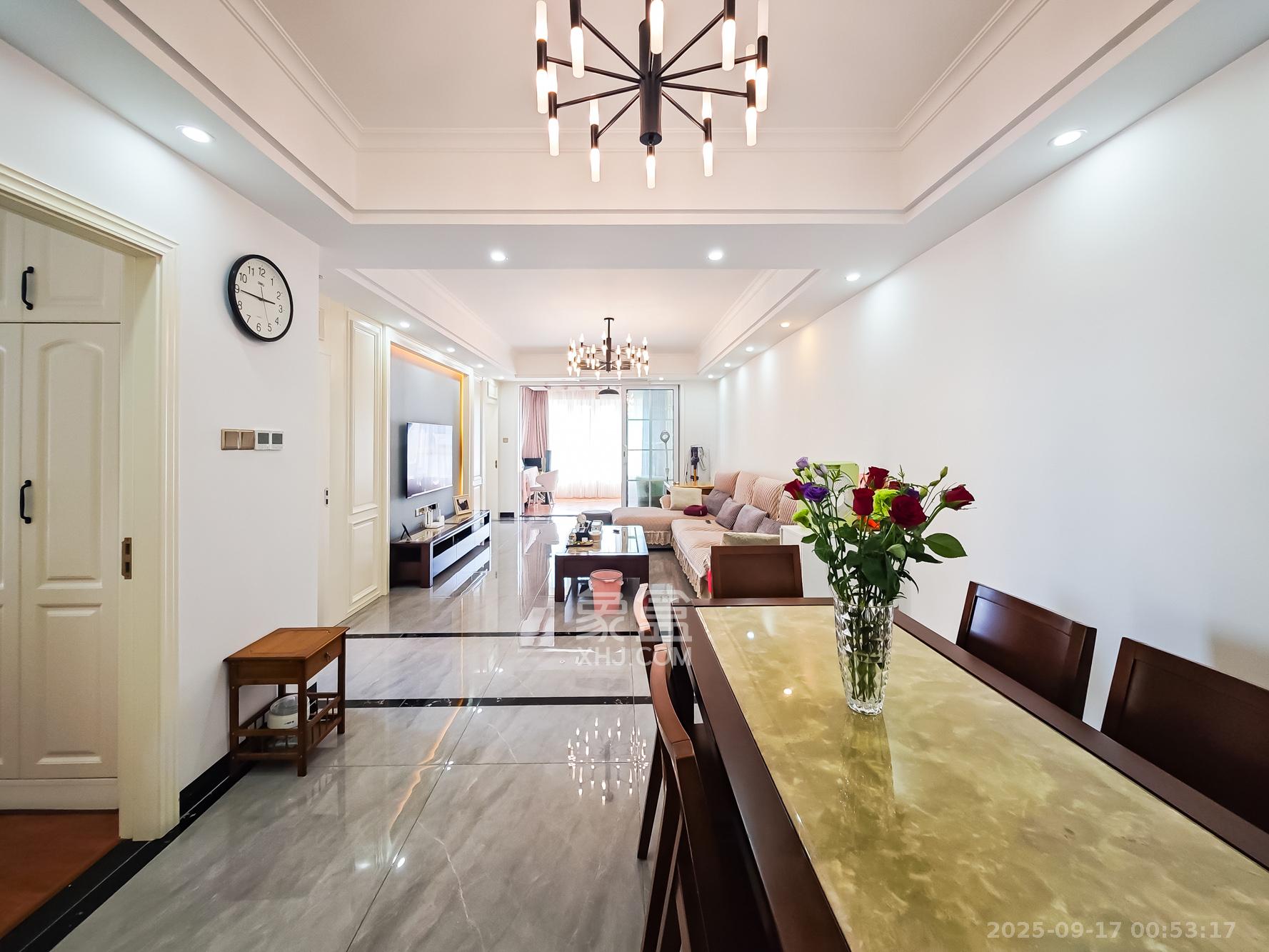 双湾国际(湘江御景花园) 3室2厅2卫 128.0万 双湾国际(湘江御景花园) 3室2厅2卫 128.0万客厅