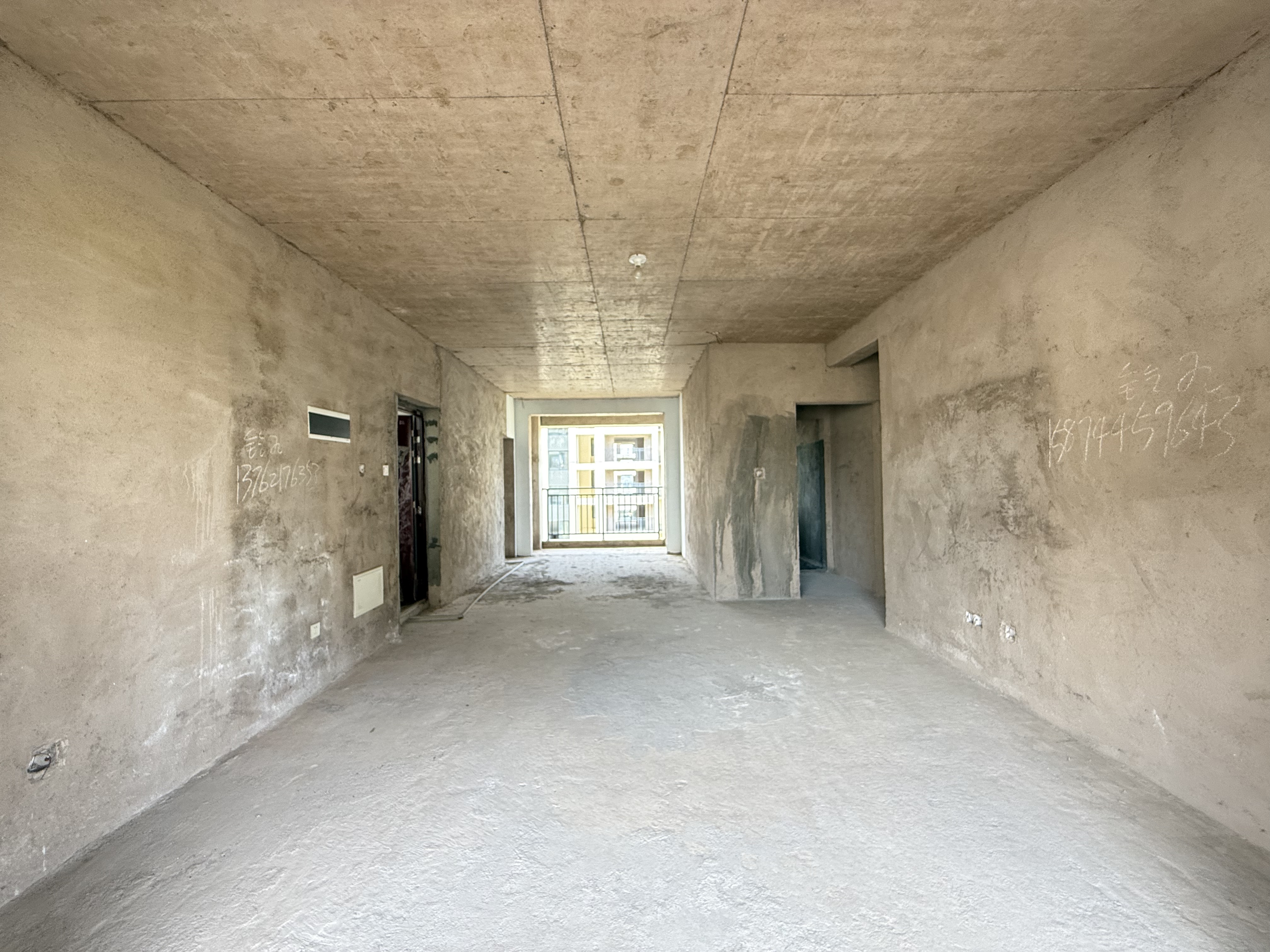 空港新城二期 4室2厅2卫 52.0万 空港新城二期 4室2厅2卫 52.0万客厅