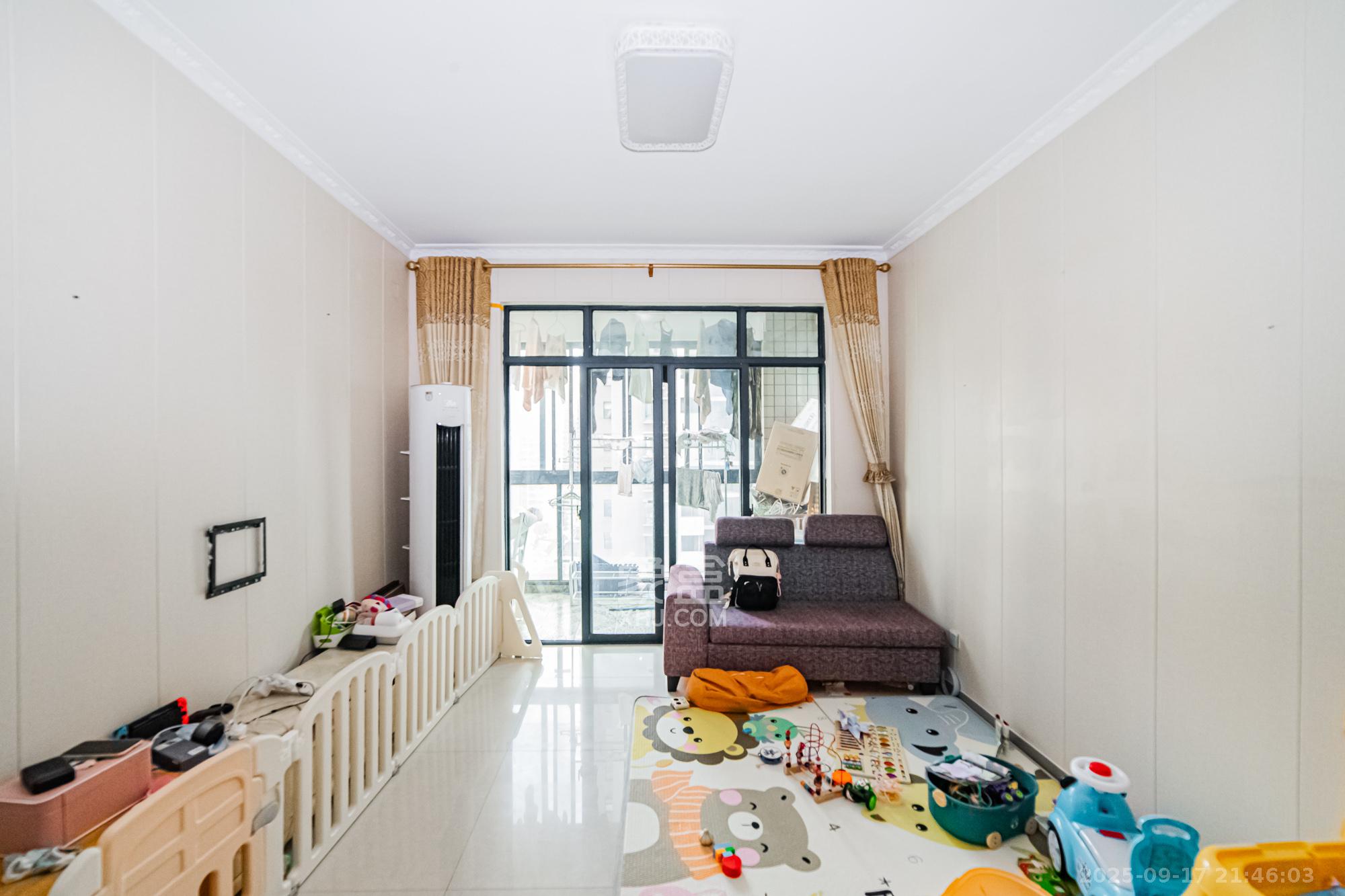 湘江世纪城映江苑 3室2厅1卫 69.0万 湘江世纪城映江苑 3室2厅1卫 69.0万客厅