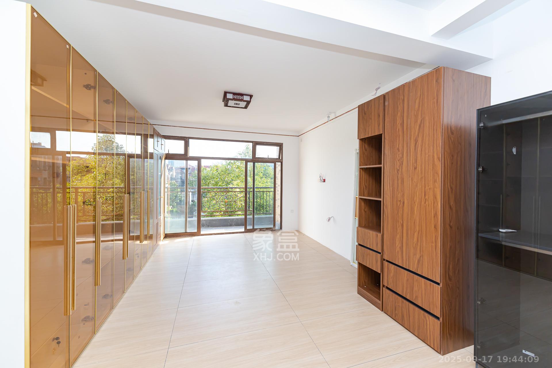 盈峰翠邸 4室2厅3卫 156.0万 盈峰翠邸 4室2厅3卫 156.0万卧室