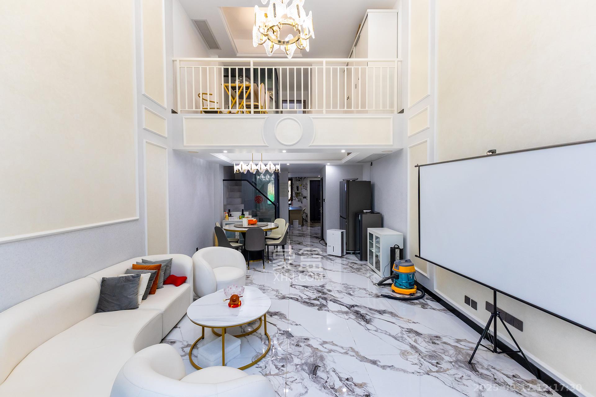 盈峰翠邸  5室2厅4卫    298.0万客厅