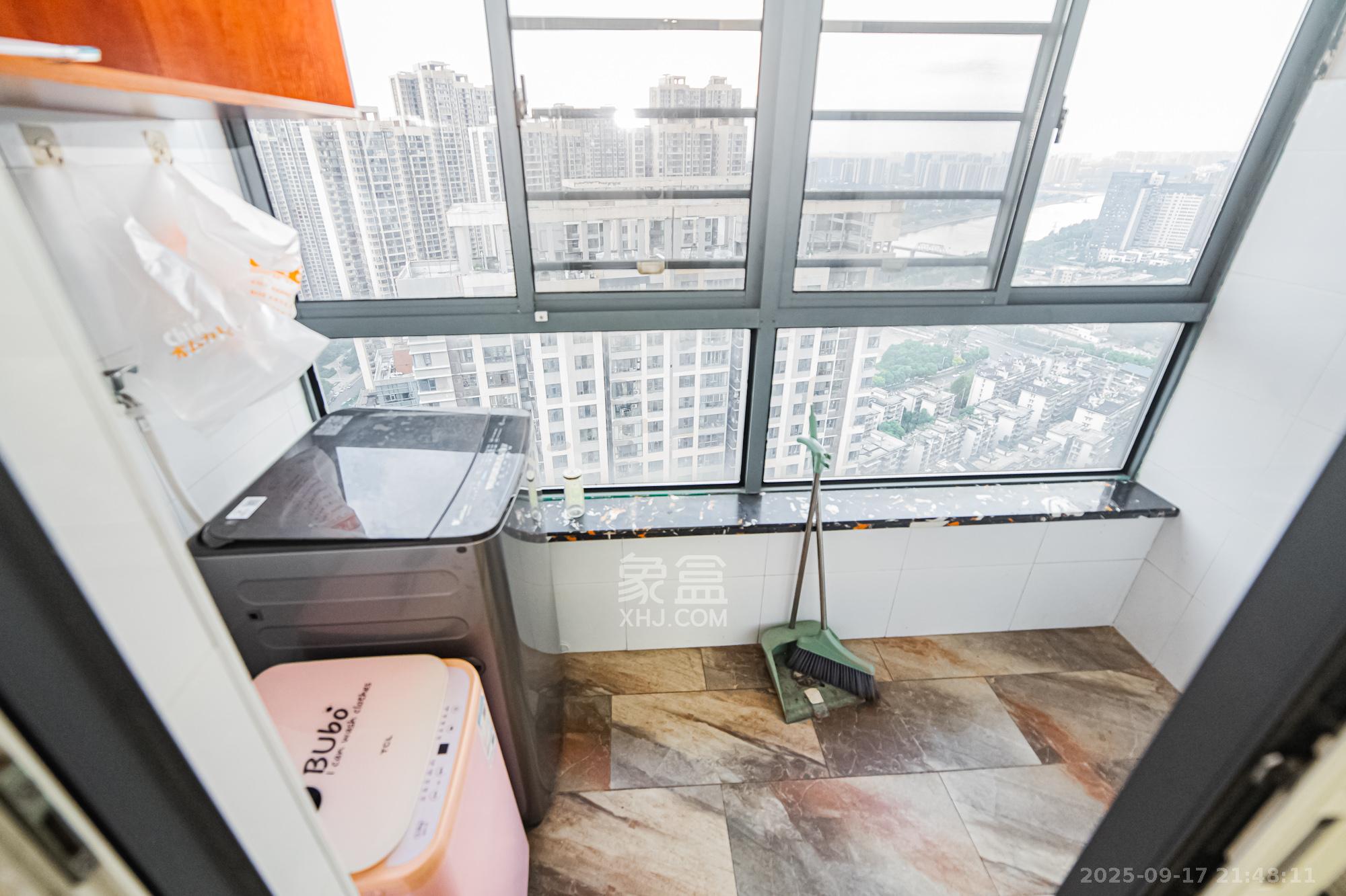 北辰三角洲B2E2区 3室2厅2卫 180.0万 北辰三角洲B2E2区 3室2厅2卫 180.0万阳台