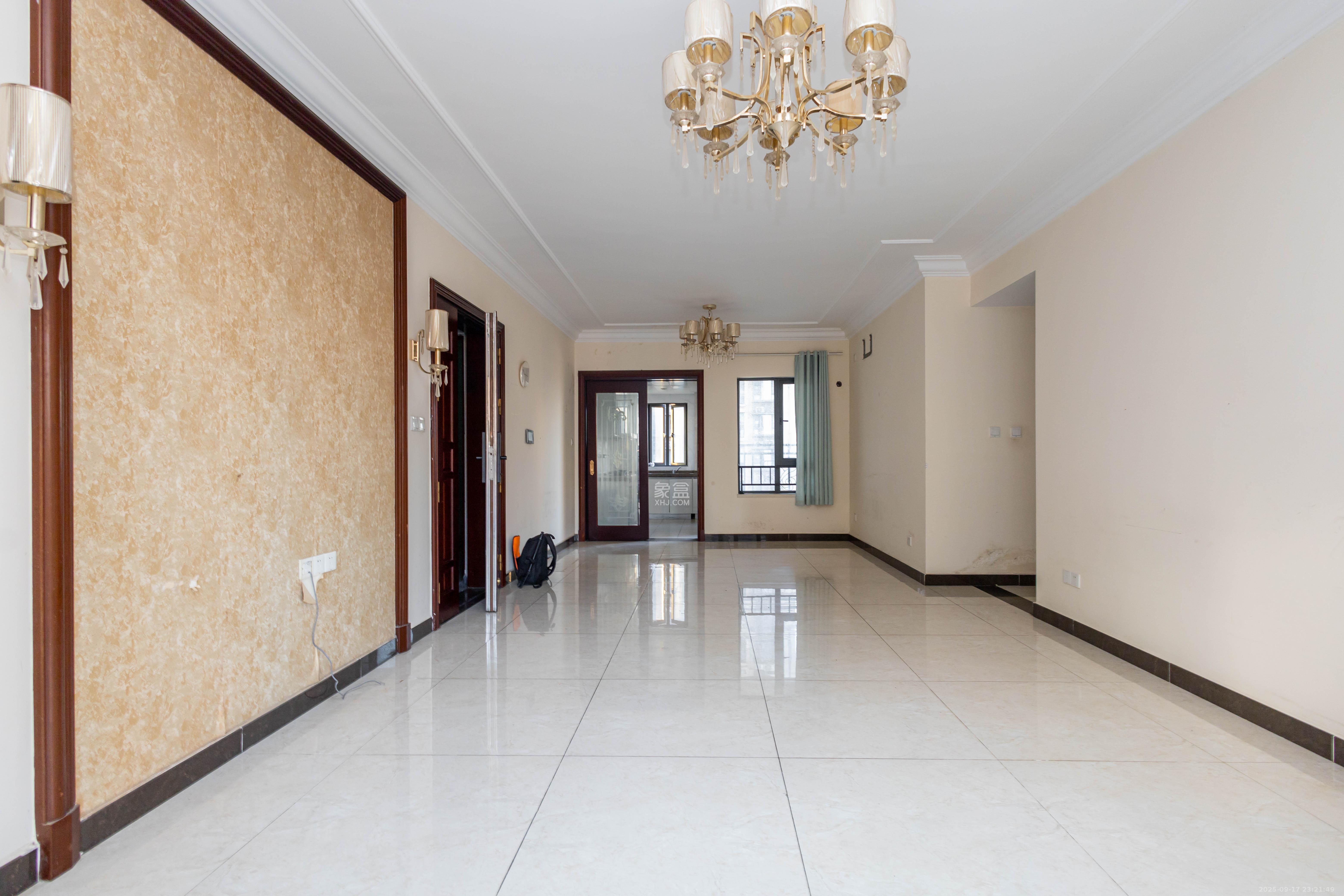 恒大江湾 4室2厅2卫 125.0万 恒大江湾 4室2厅2卫 125.0万客厅