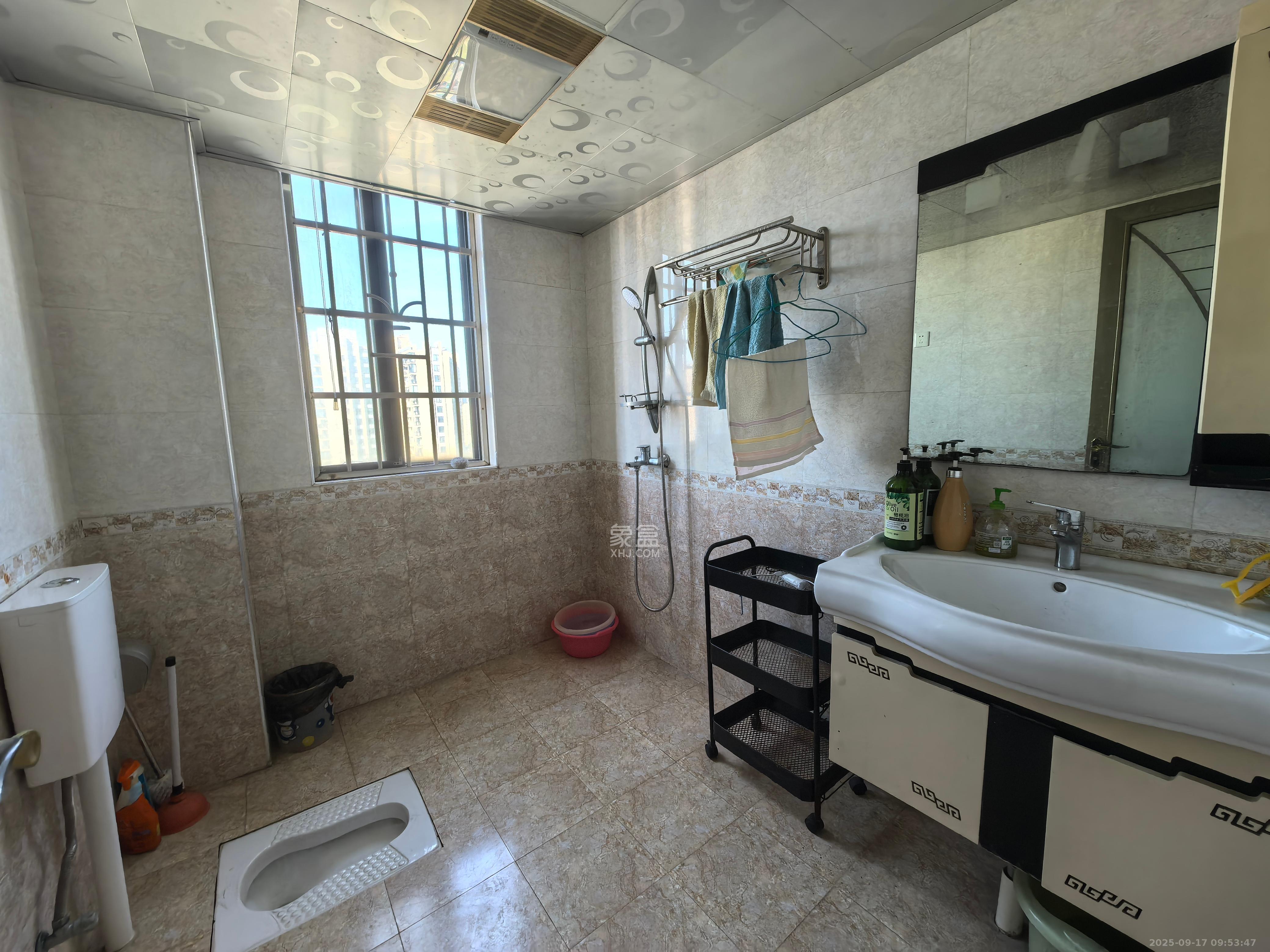 极目楚天 4室2厅2卫 3000.0元/月 极目楚天 4室2厅2卫 3000.0元/月室内图