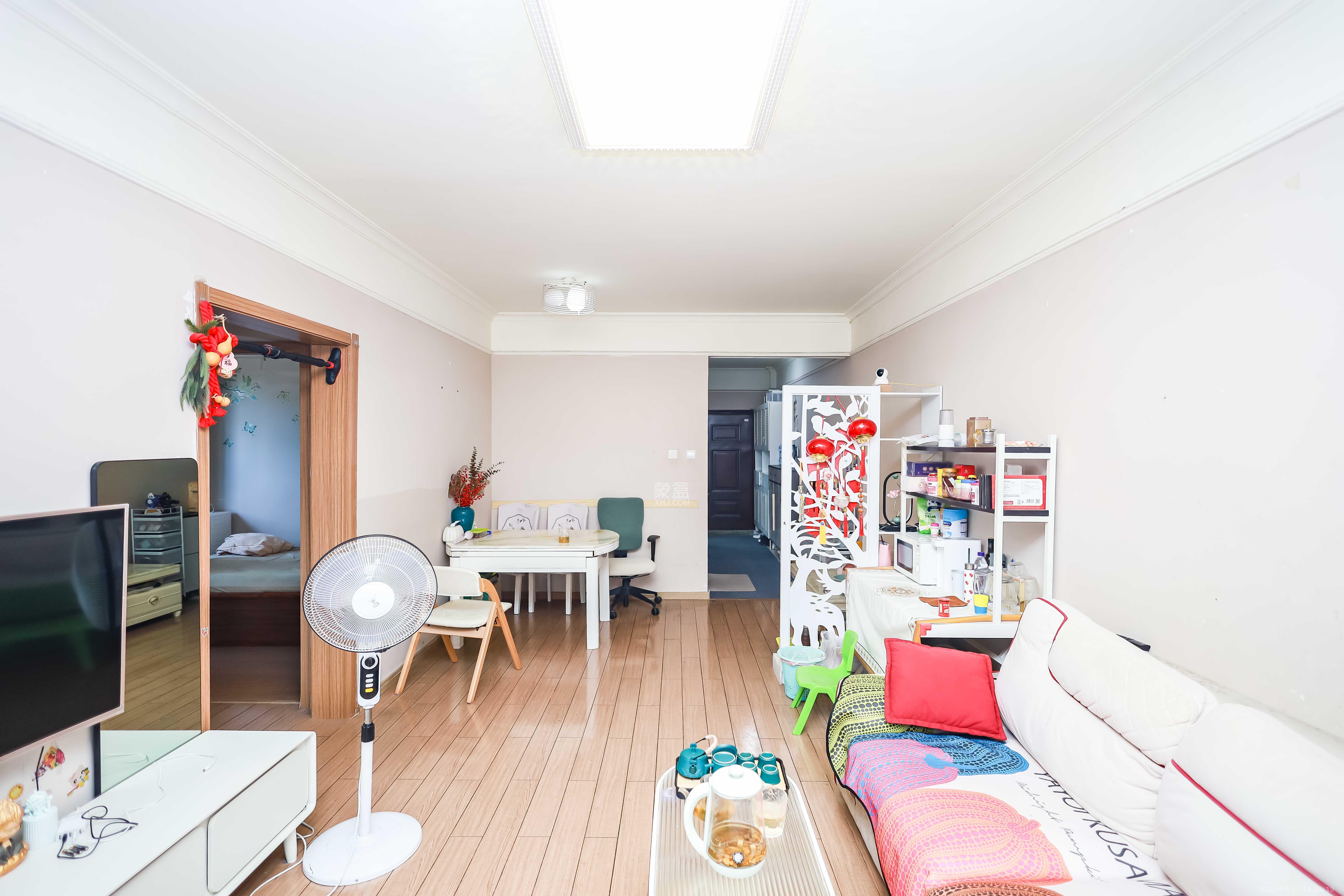 麓谷小镇  3室2厅1卫    59.8万客厅