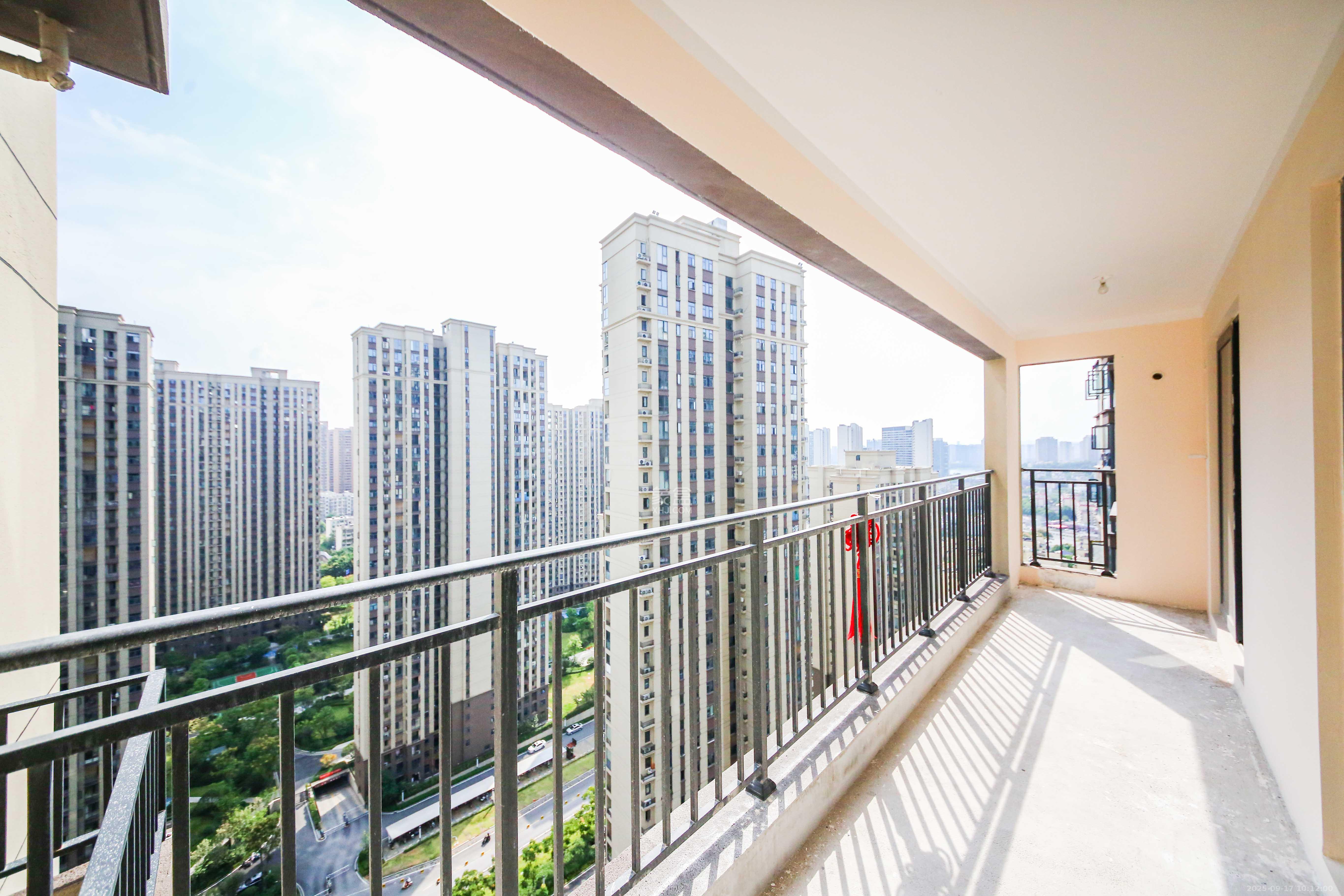 中建钰和城  4室2厅2卫   190.00万阳台