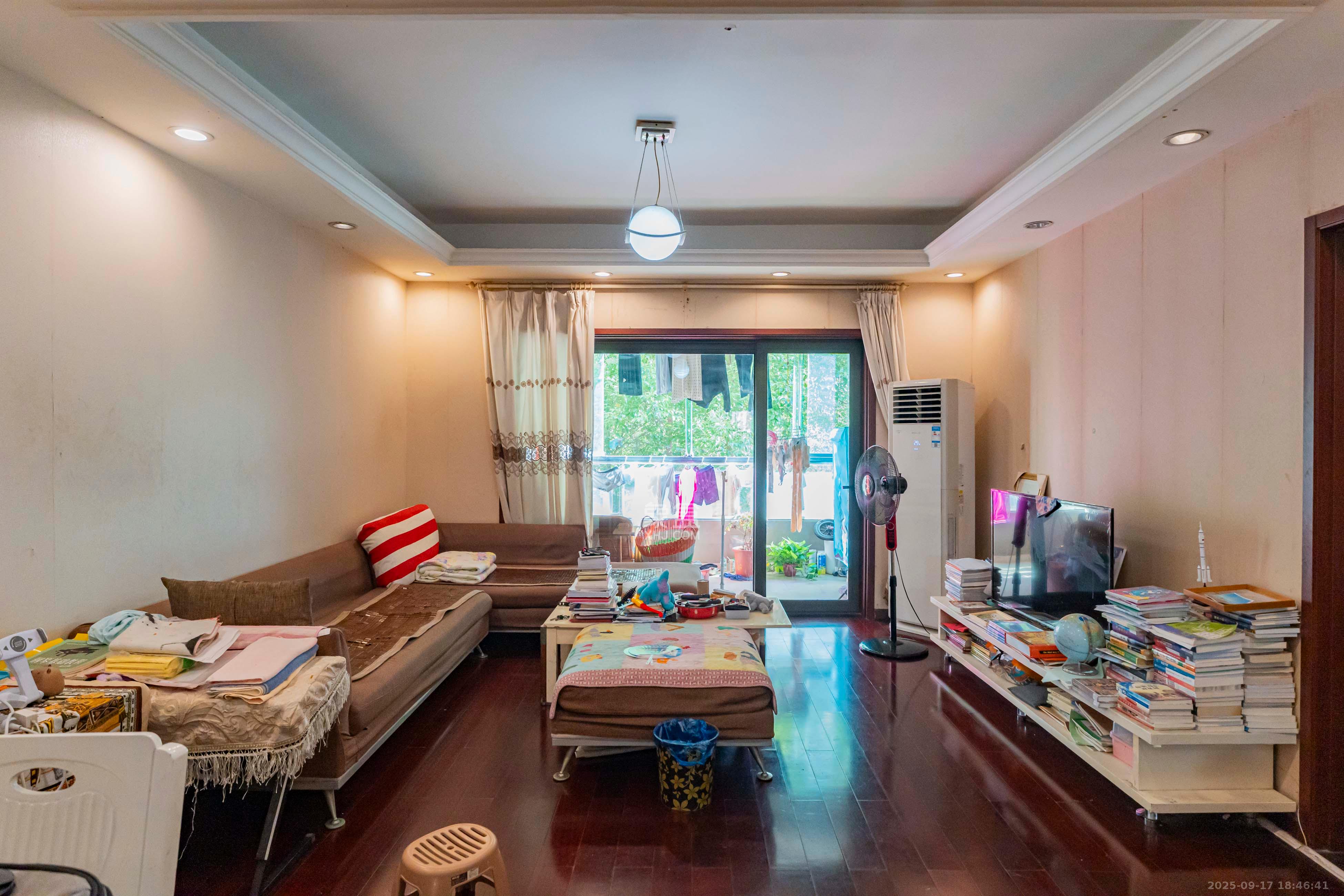 盛世美居荷园 3室2厅1卫 180.0万 盛世美居荷园 3室2厅1卫 180.0万客厅