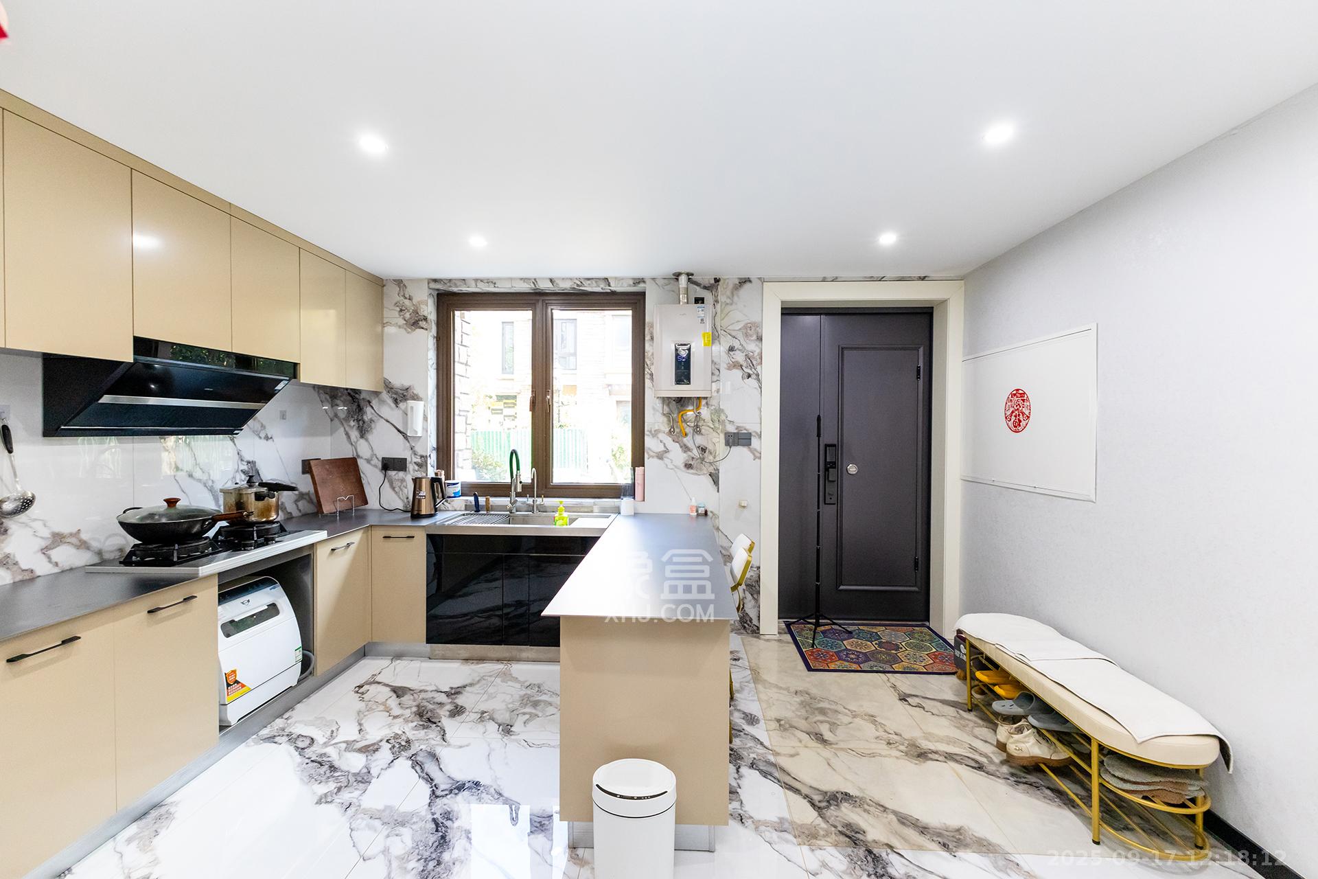 盈峰翠邸 5室2厅4卫 298.0万 盈峰翠邸 5室2厅4卫 298.0万厨房