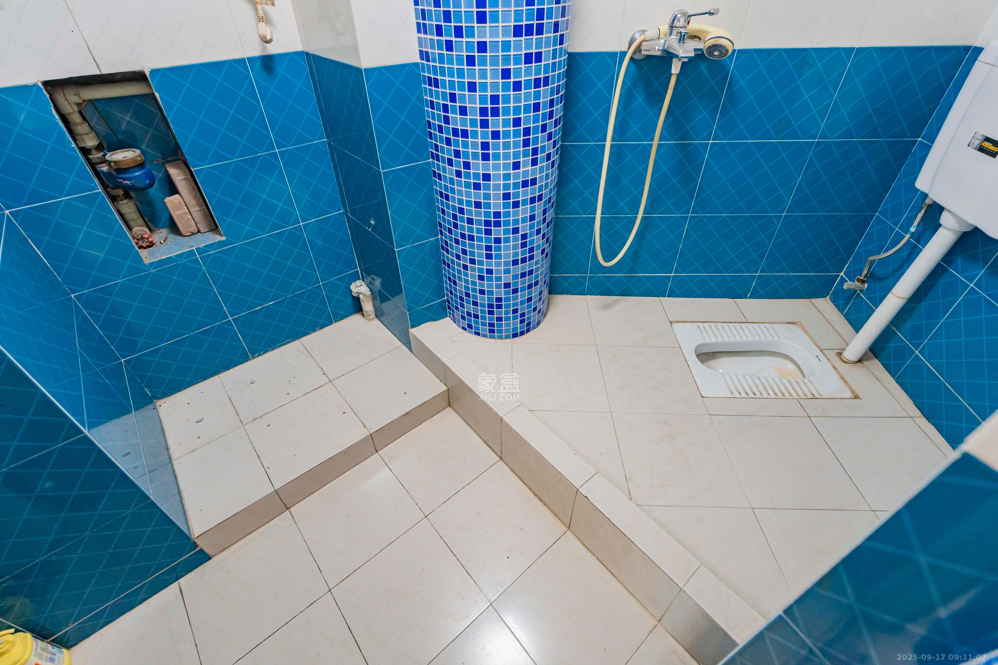 四季美景一、二期  1室2厅1卫    1500.0元/月室内图