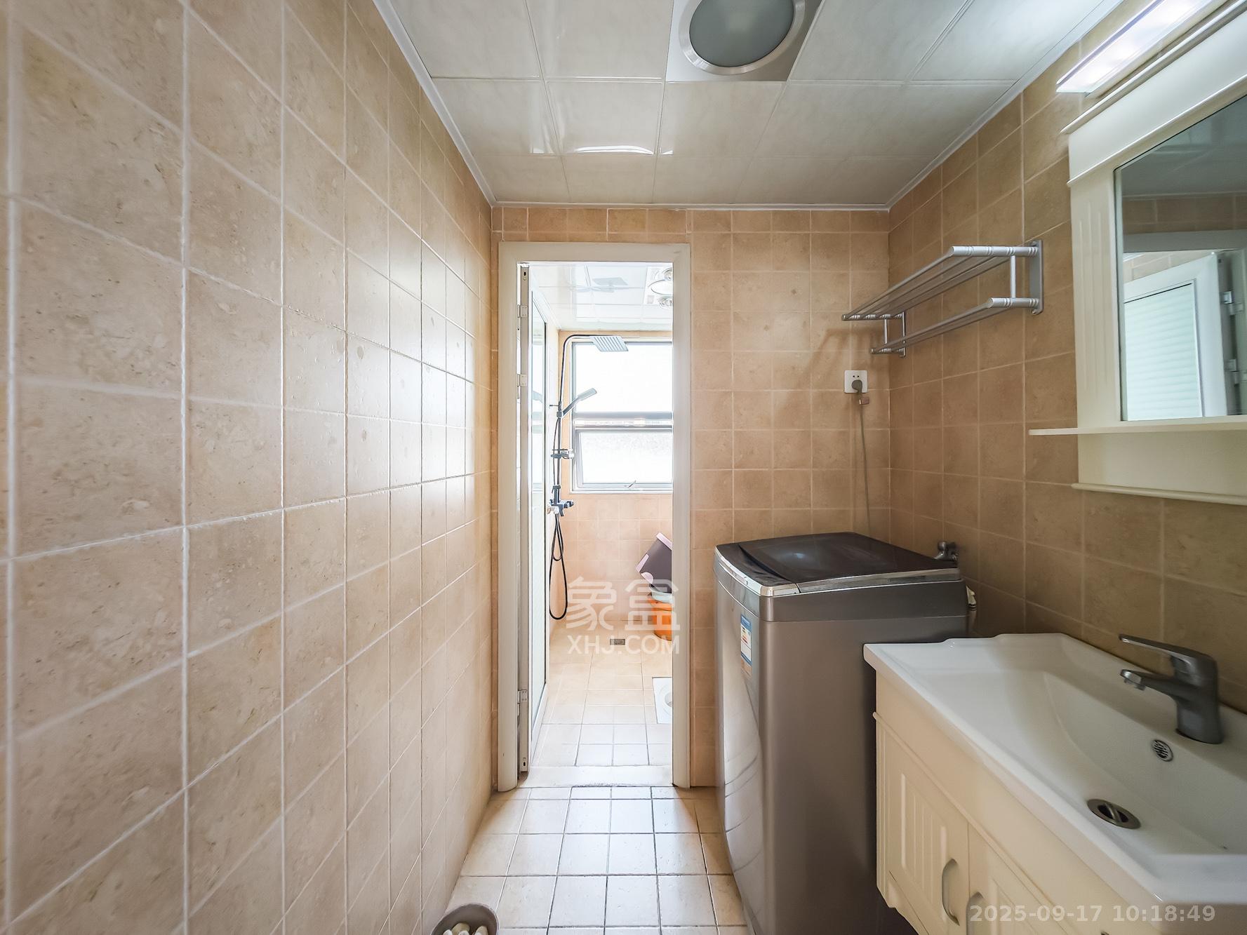 秀峰景园（领秀峰）  3室2厅2卫    75.0万卫生间