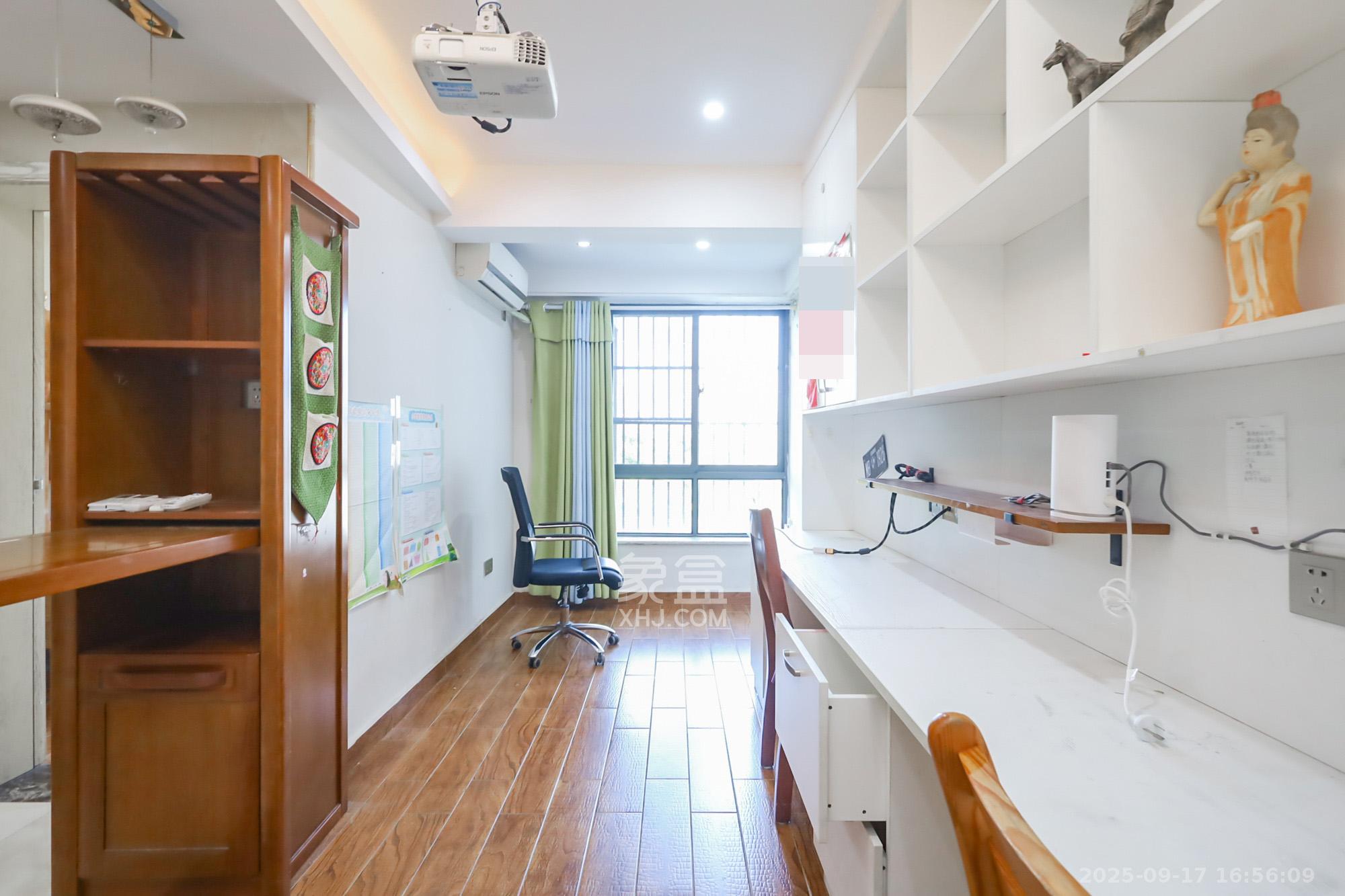 兰亭都荟(璟峰苑) 4室1厅2卫 172.0万 兰亭都荟(璟峰苑) 4室1厅2卫 172.0万卧室