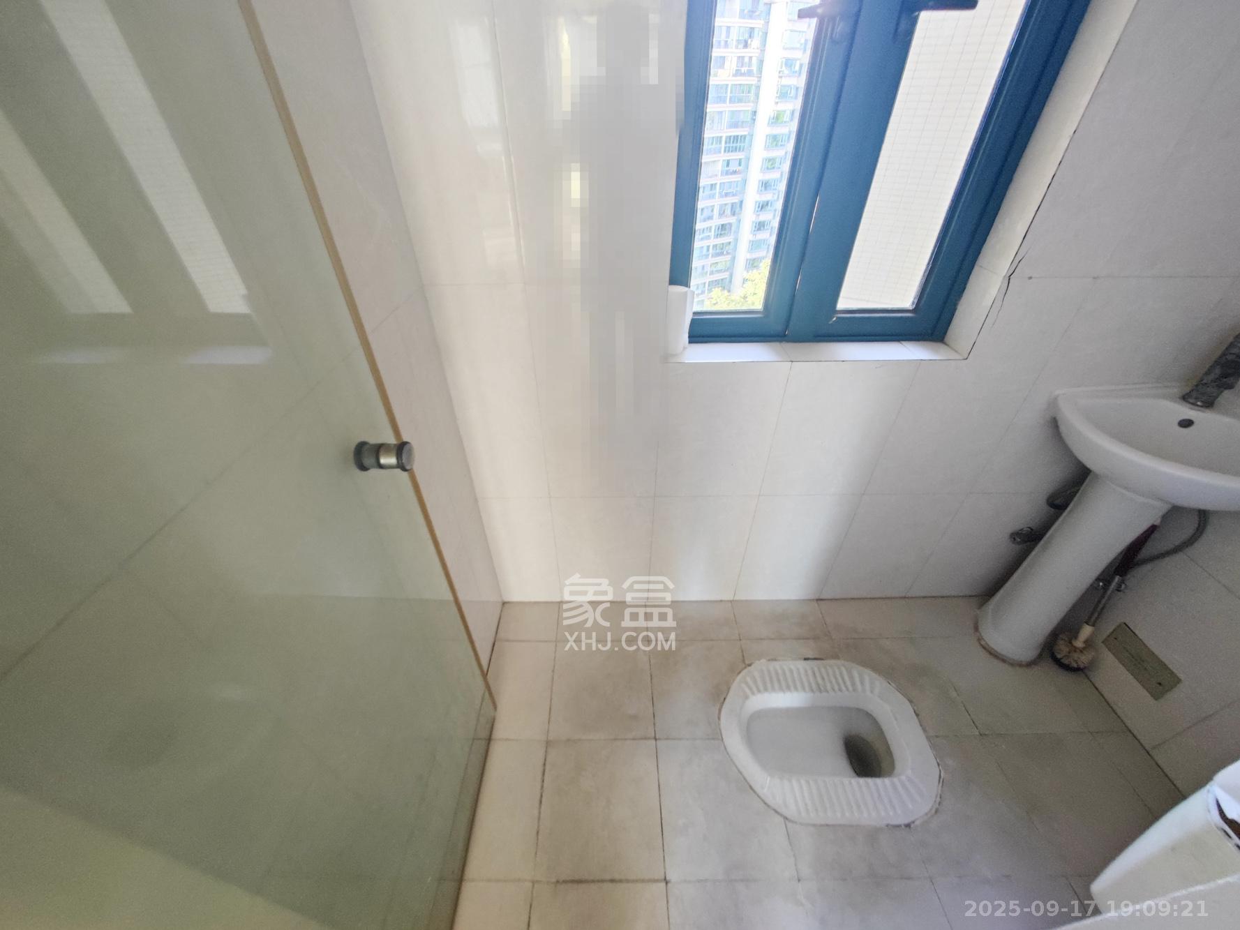 恒大城  4室2厅2卫    126.8万卫生间