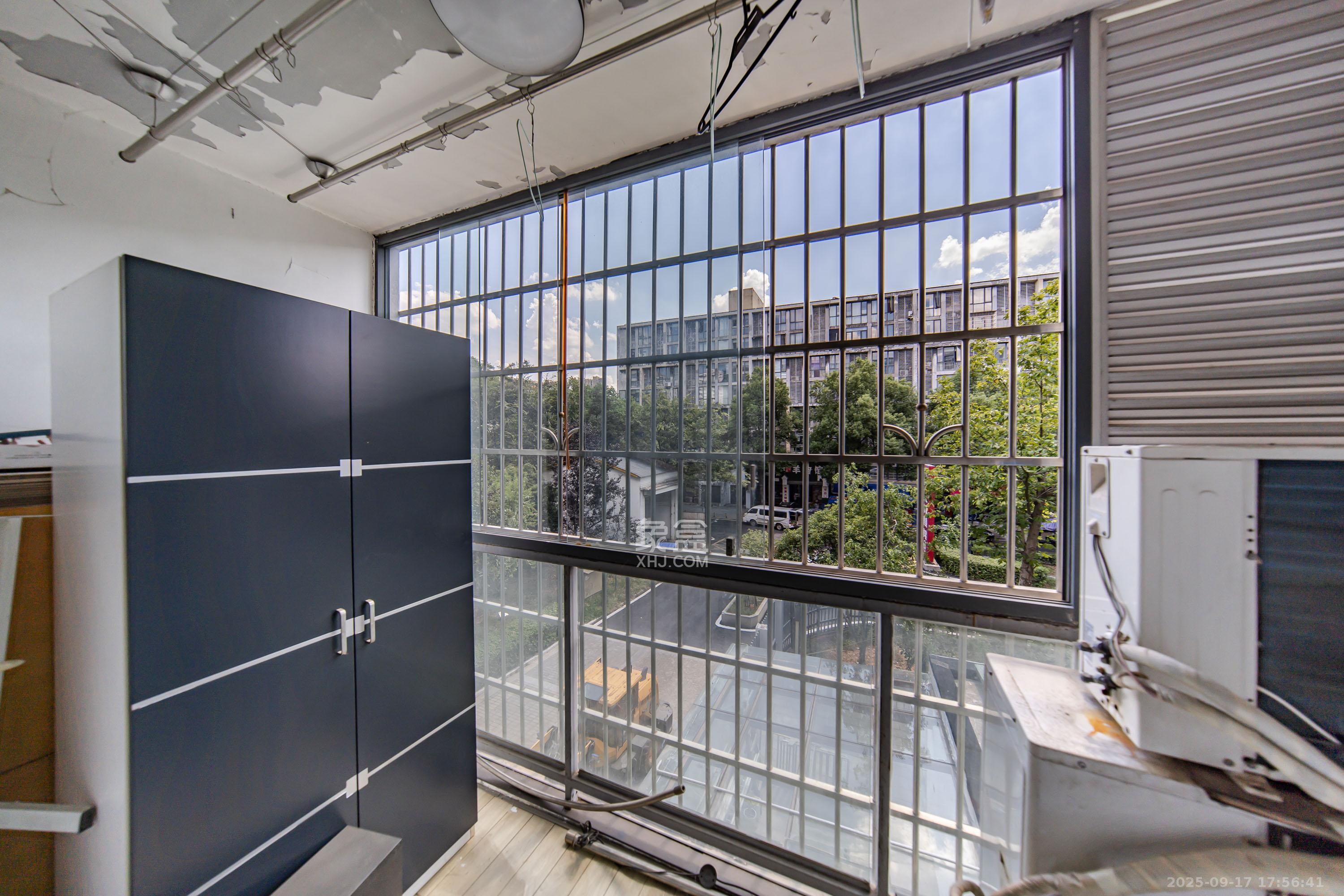 阳光100二期 4室2厅2卫 117.6万 阳光100二期 4室2厅2卫 117.6万阳台