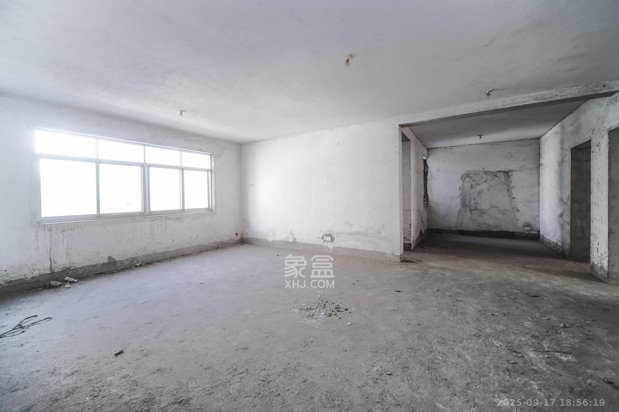 银园公寓（长沙县）  3室2厅2卫    80.0万客厅