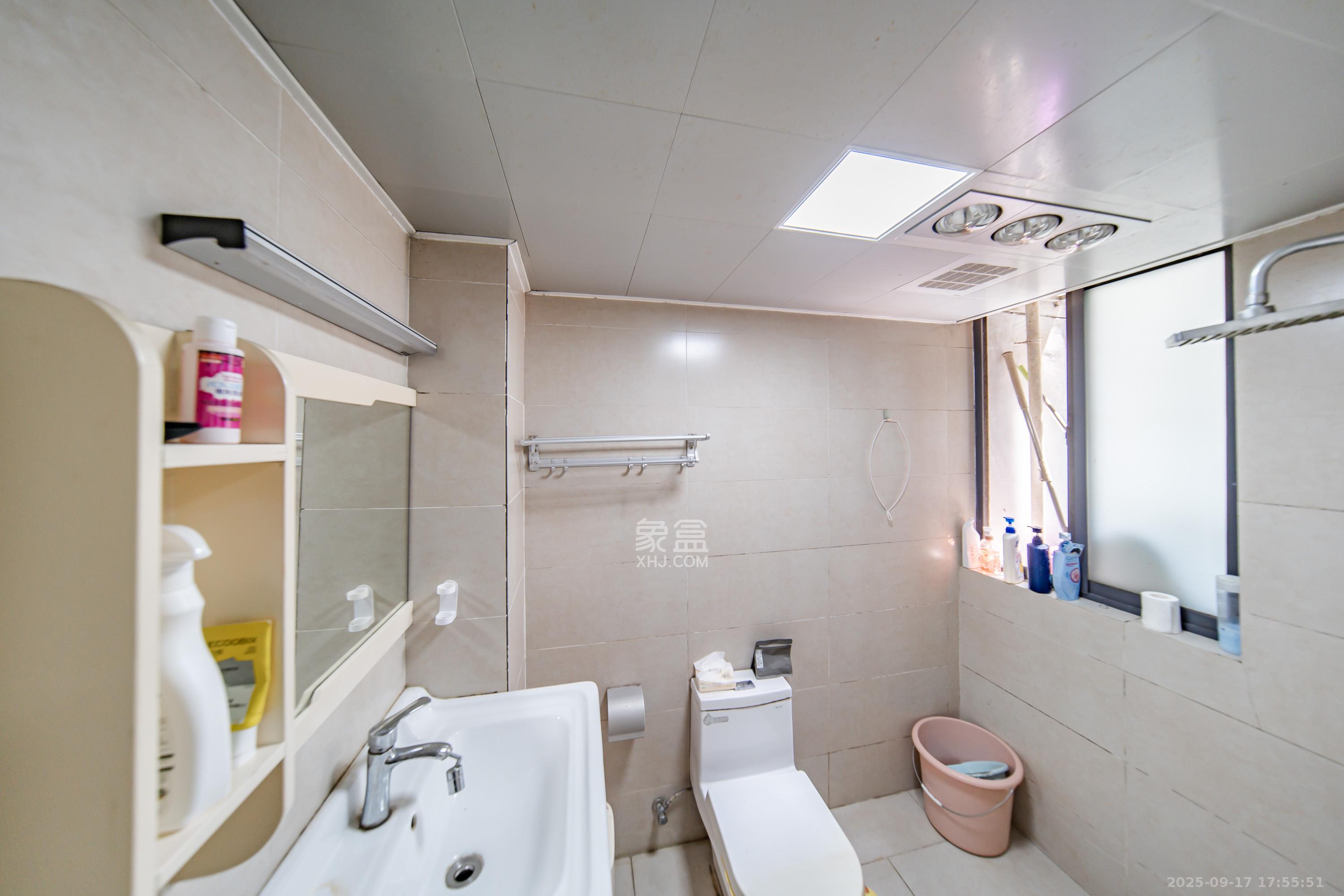 阳光100一期、四五期 3室2厅1卫 85.0万 阳光100一期、四五期 3室2厅1卫 85.0万卫生间