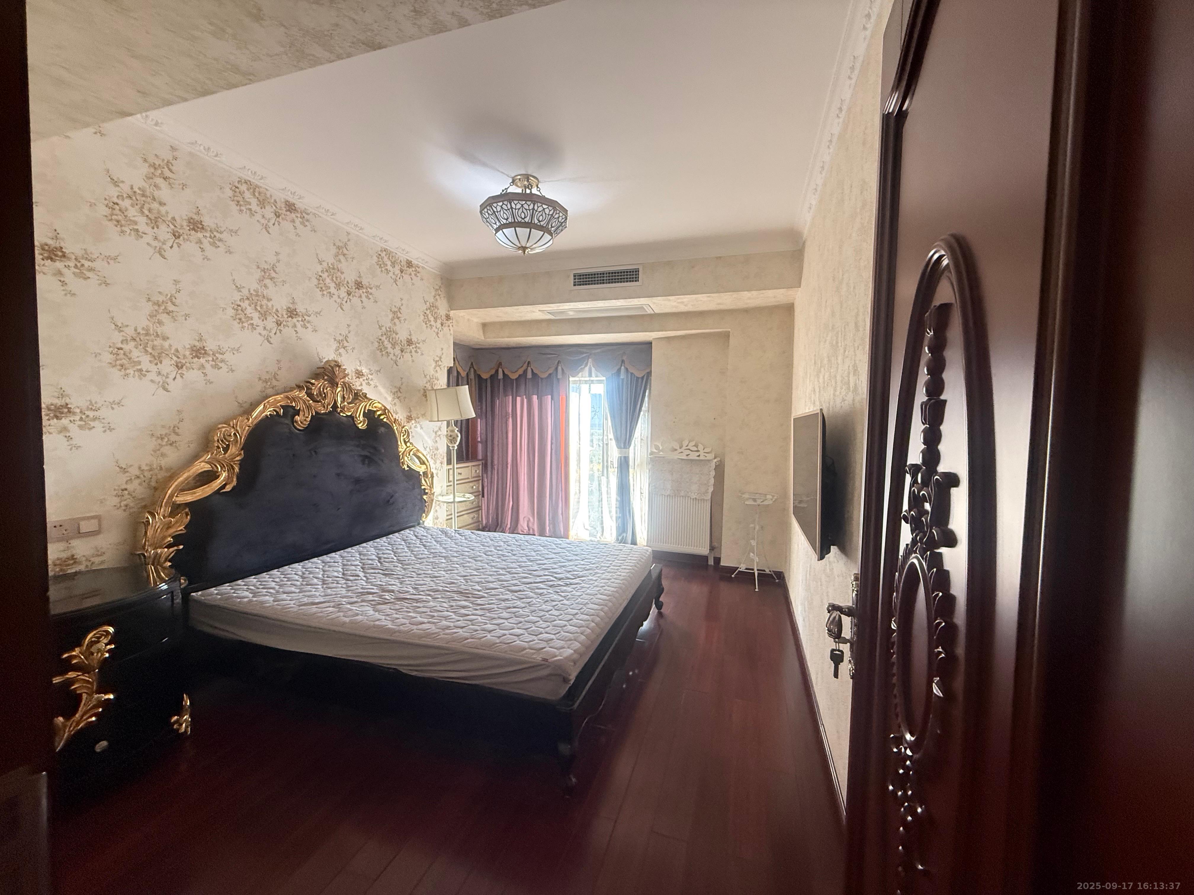 藏珑湖上国际花园 4室2厅2卫 6300.0元/月 藏珑湖上国际花园 4室2厅2卫 6300.0元/月室内图