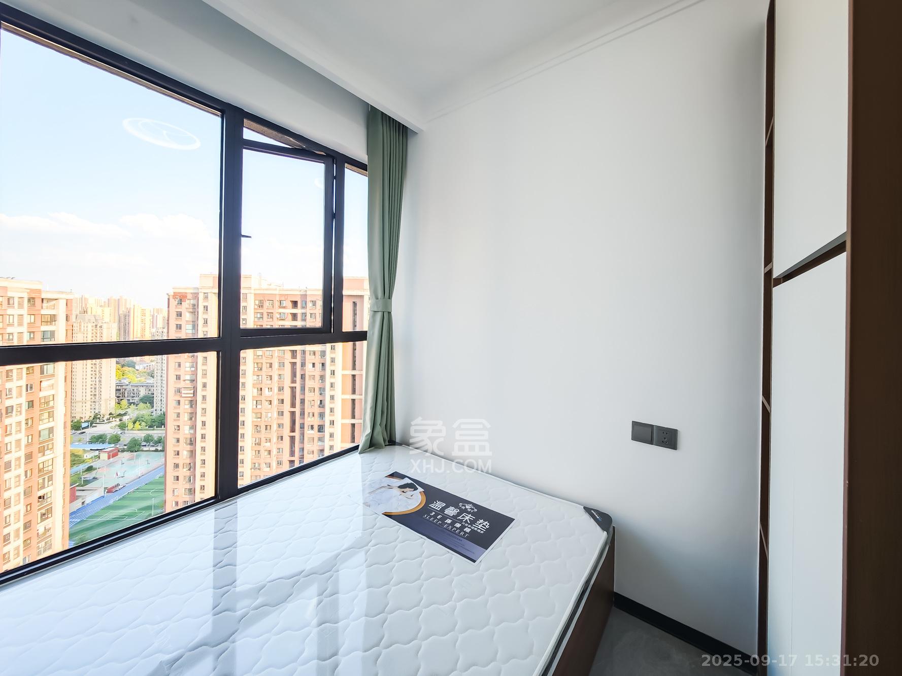 绿地海外滩一期  4室2厅2卫    99.8万卧室