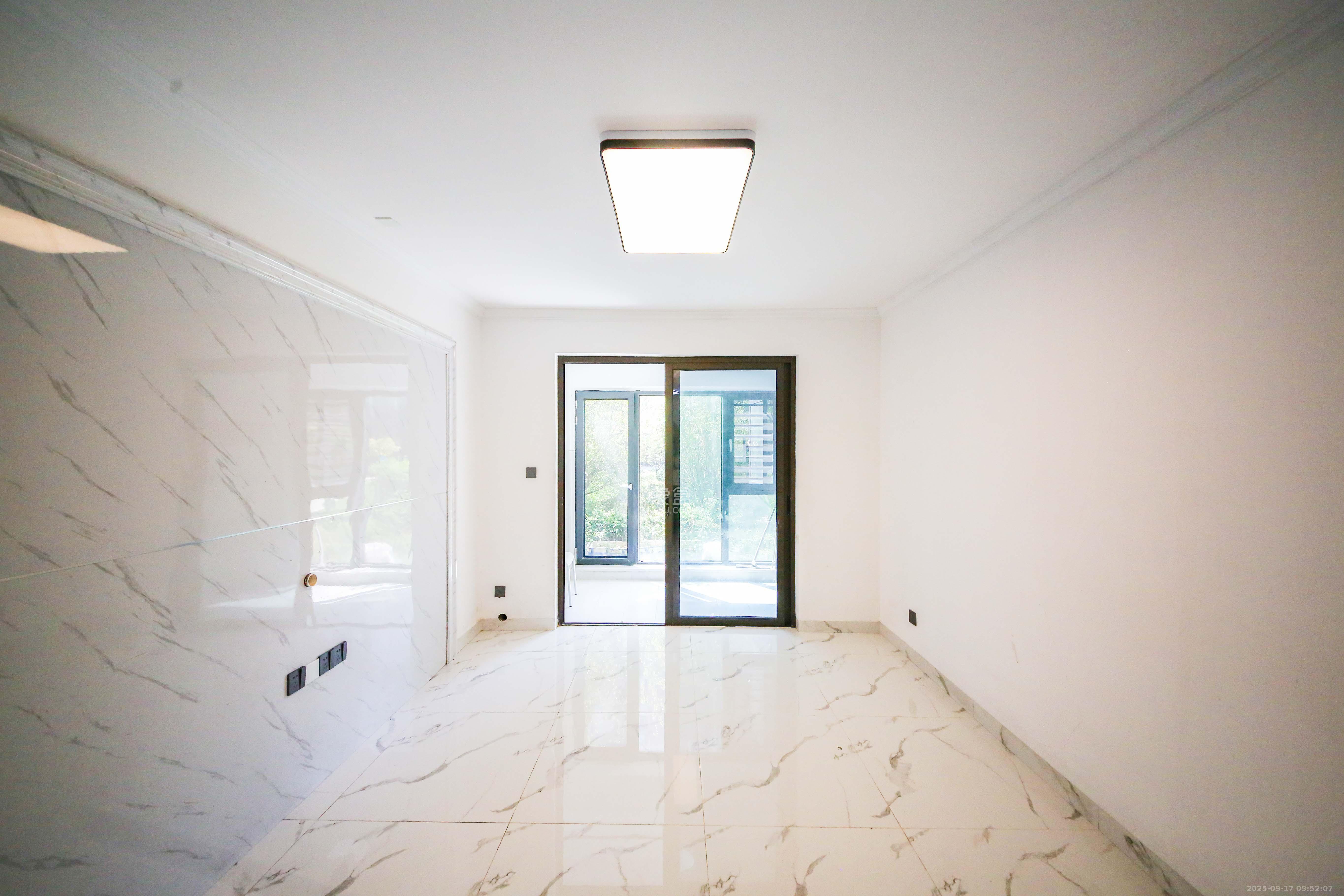 鑫远翡丽郡(鑫远翡丽雅苑) 3室2厅1卫 95.0万 鑫远翡丽郡(鑫远翡丽雅苑) 3室2厅1卫 95.0万客厅