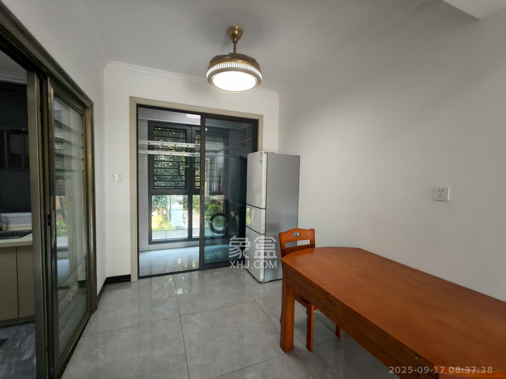 星湖湾二期洋房  3室2厅2卫    2900.0元/月室内图