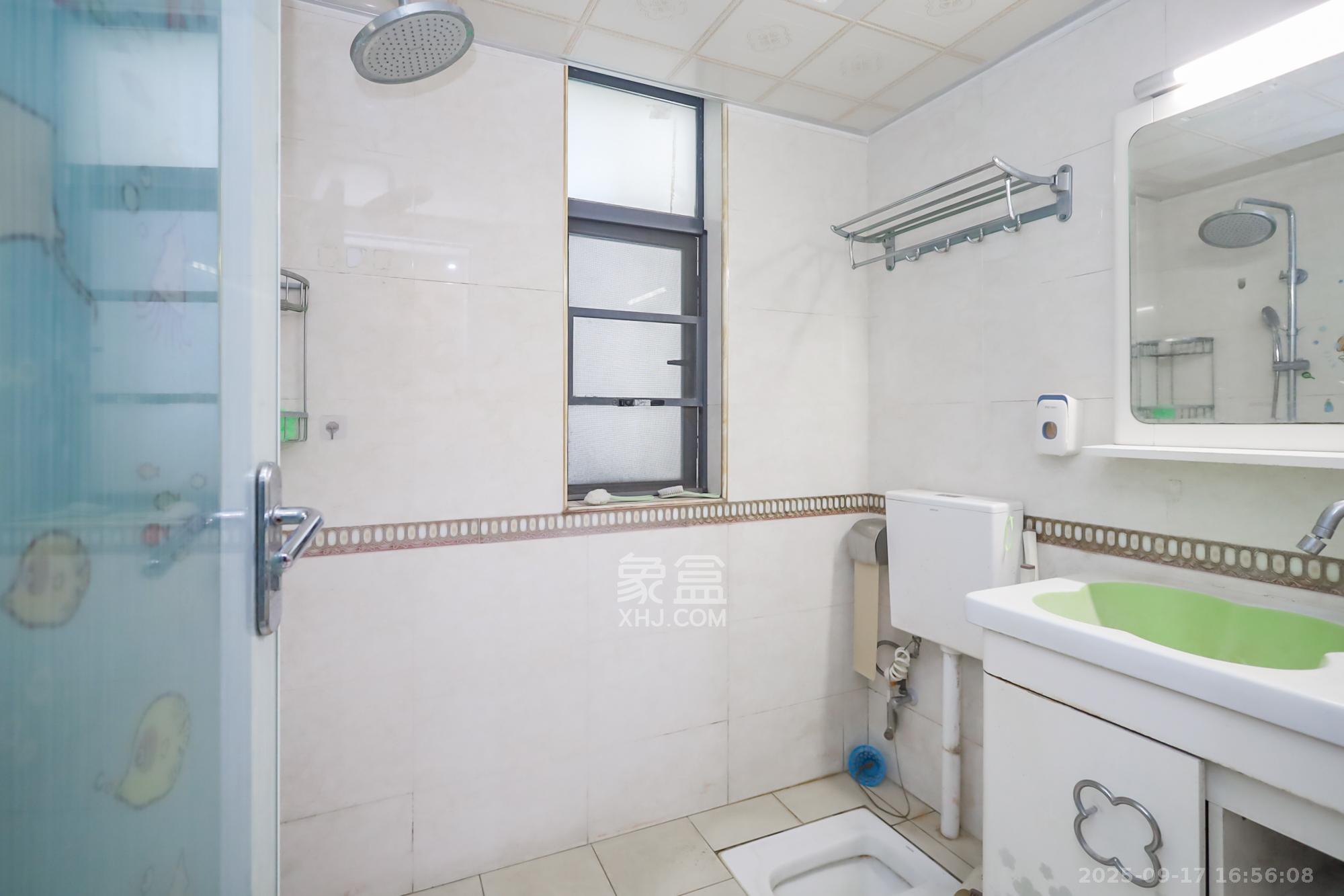 兰亭都荟(璟峰苑) 4室1厅2卫 172.0万 兰亭都荟(璟峰苑) 4室1厅2卫 172.0万卫生间