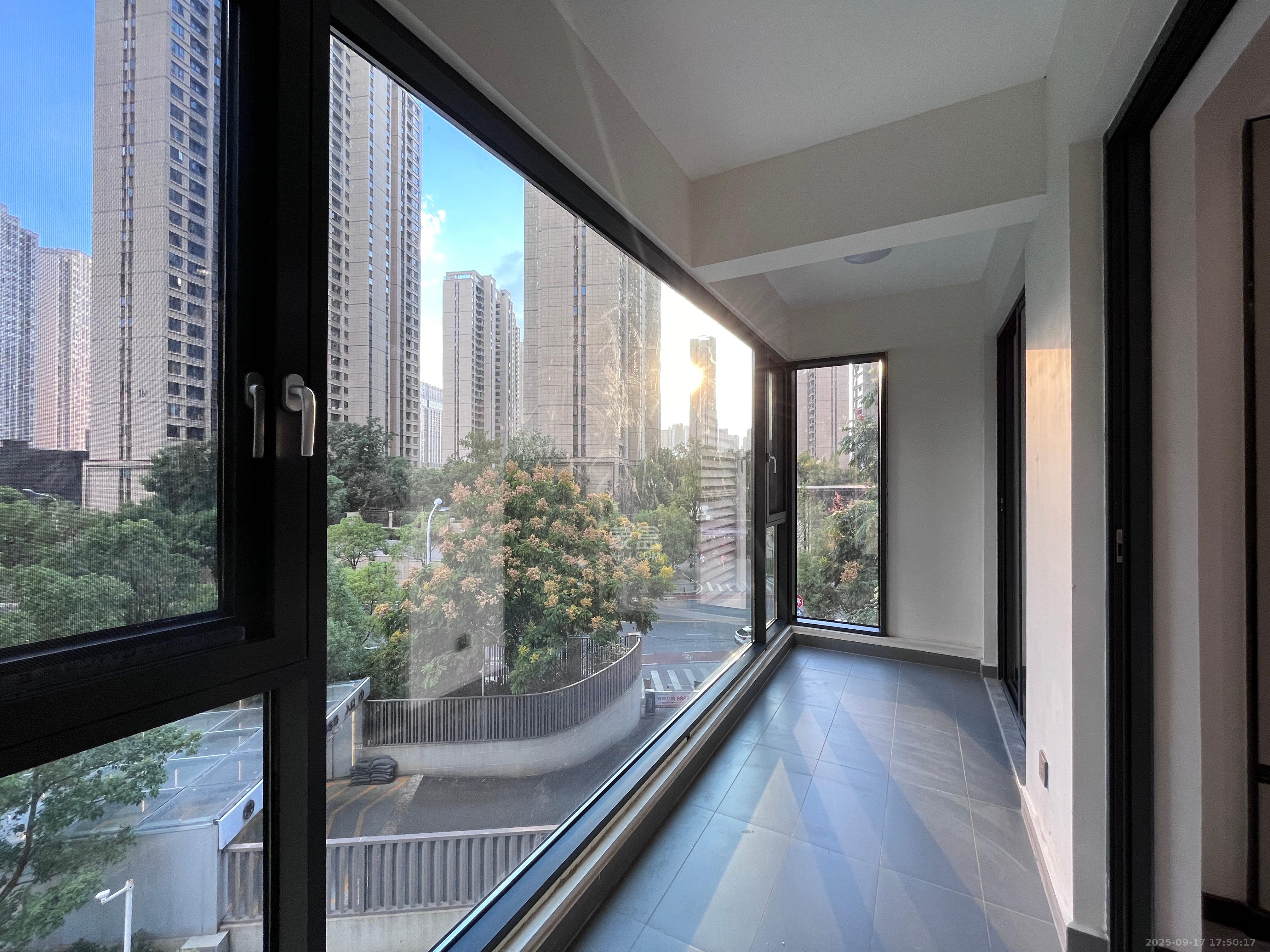 卓越中寰  3室2厅2卫    5000.0元/月室内图