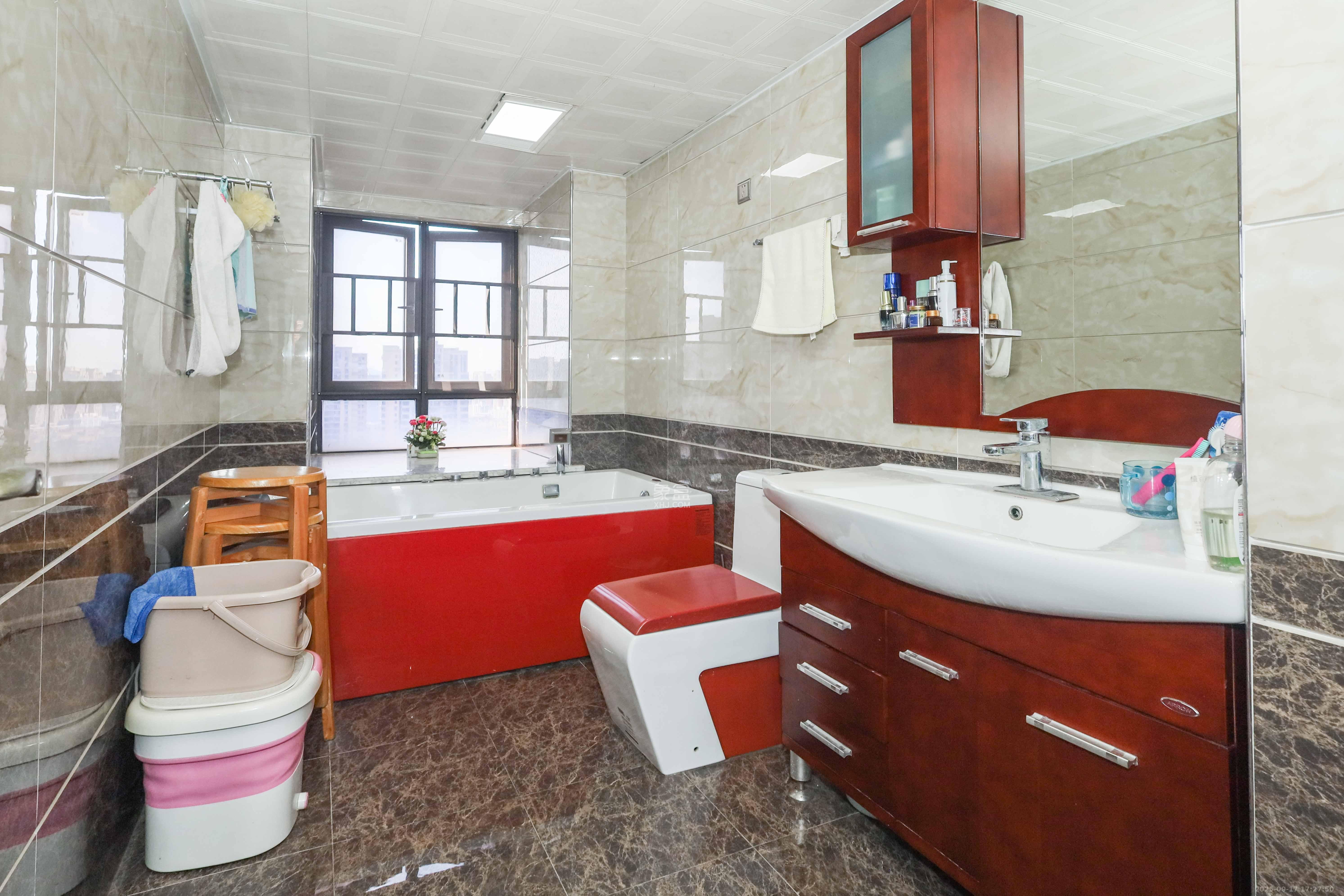 保利麓谷林语F区 4室2厅2卫 145.0万 保利麓谷林语F区 4室2厅2卫 145.0万卫生间