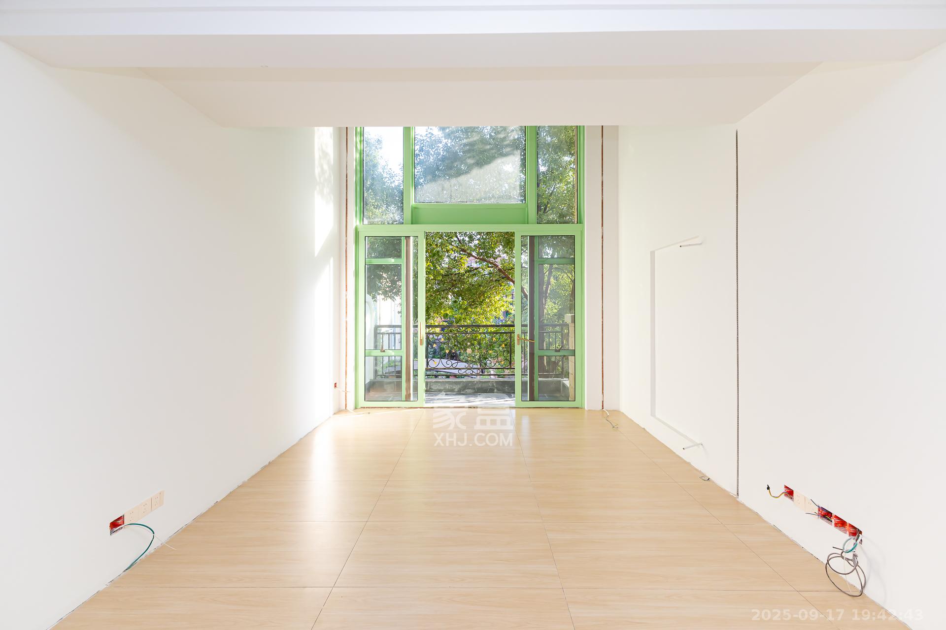 盈峰翠邸 4室2厅3卫 156.0万 盈峰翠邸 4室2厅3卫 156.0万客厅