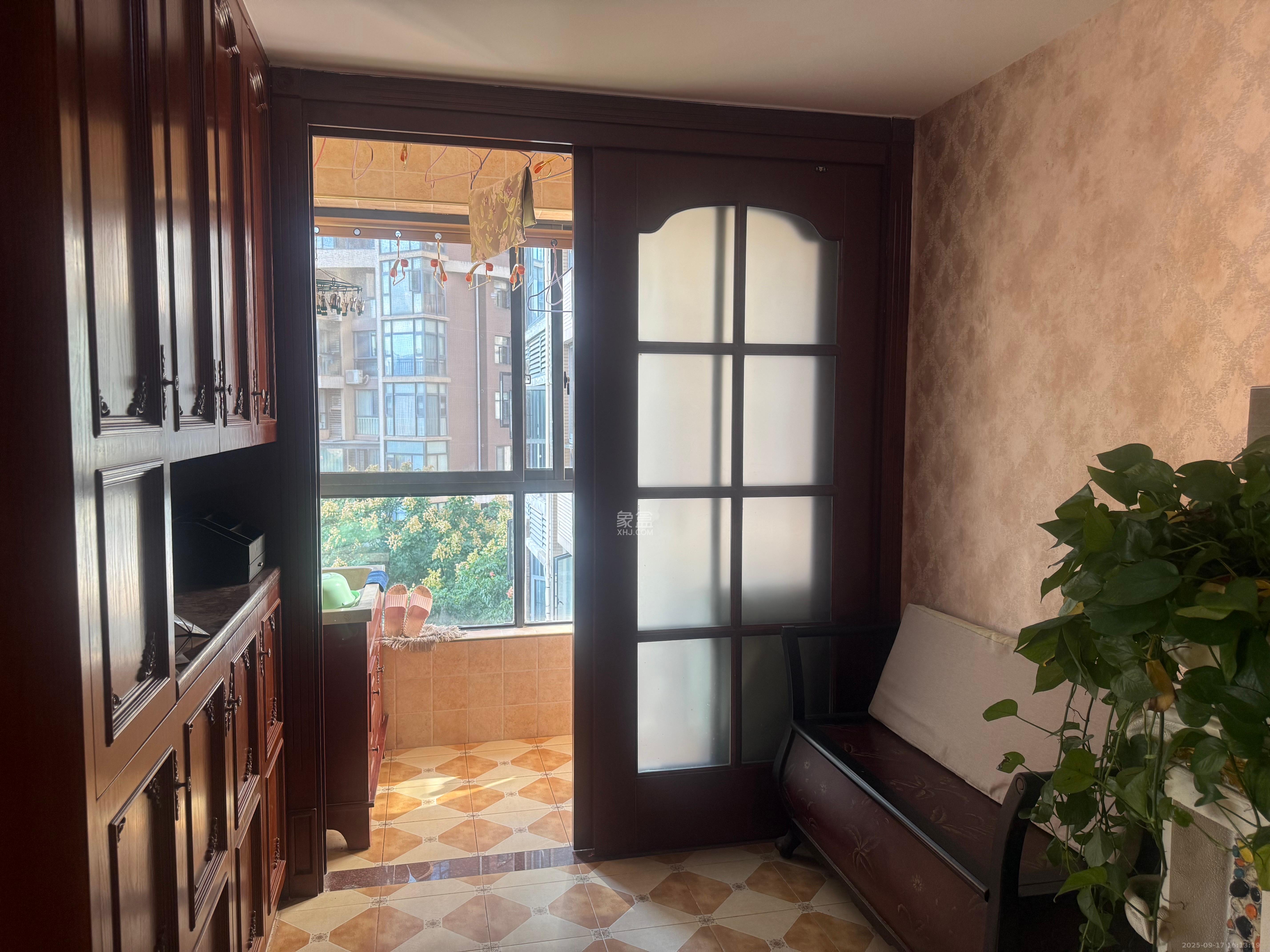 藏珑湖上国际花园 4室2厅2卫 6300.0元/月 藏珑湖上国际花园 4室2厅2卫 6300.0元/月室内图