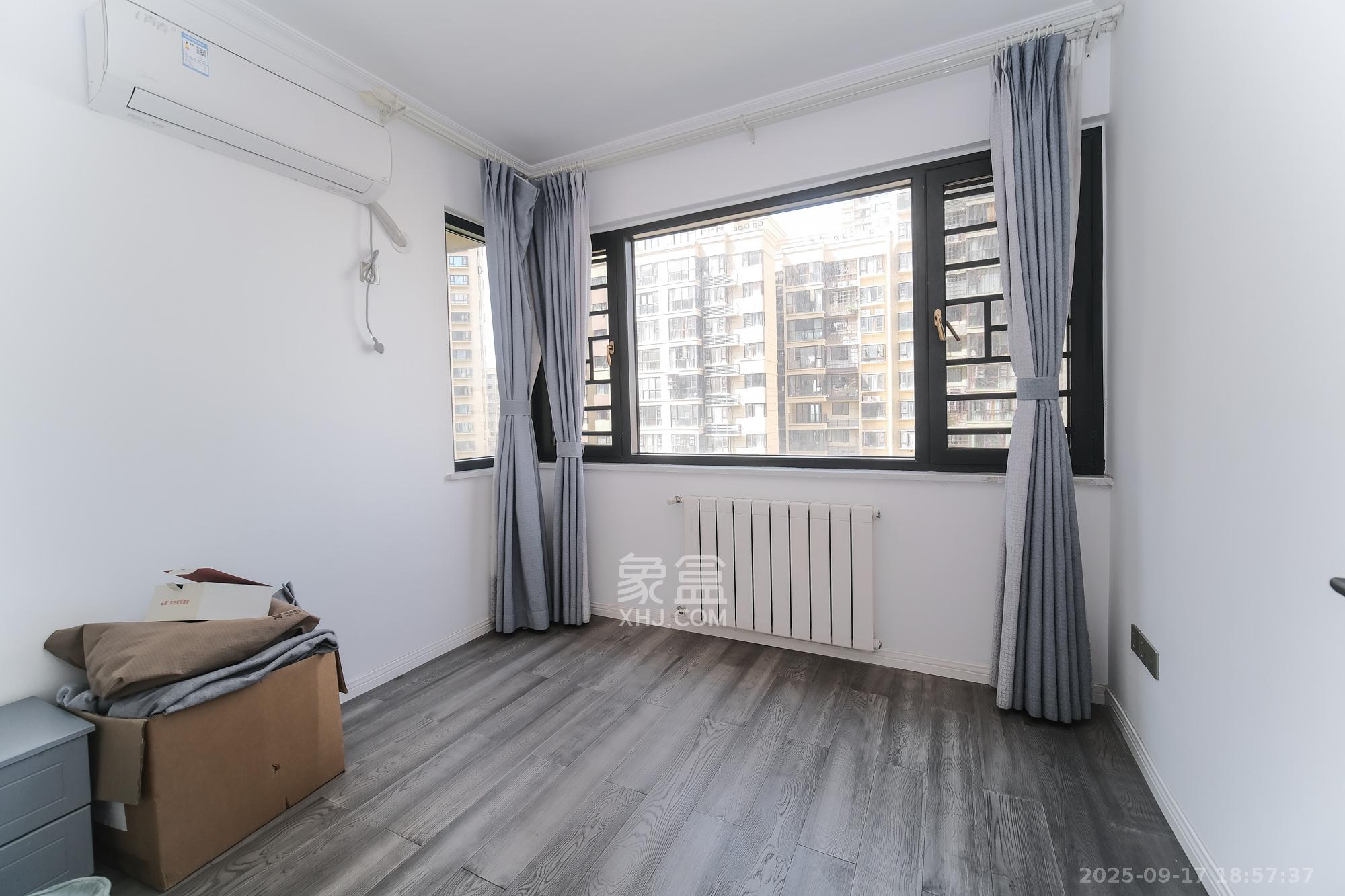 保利香槟国际 4室2厅2卫 105.0万 保利香槟国际 4室2厅2卫 105.0万卧室