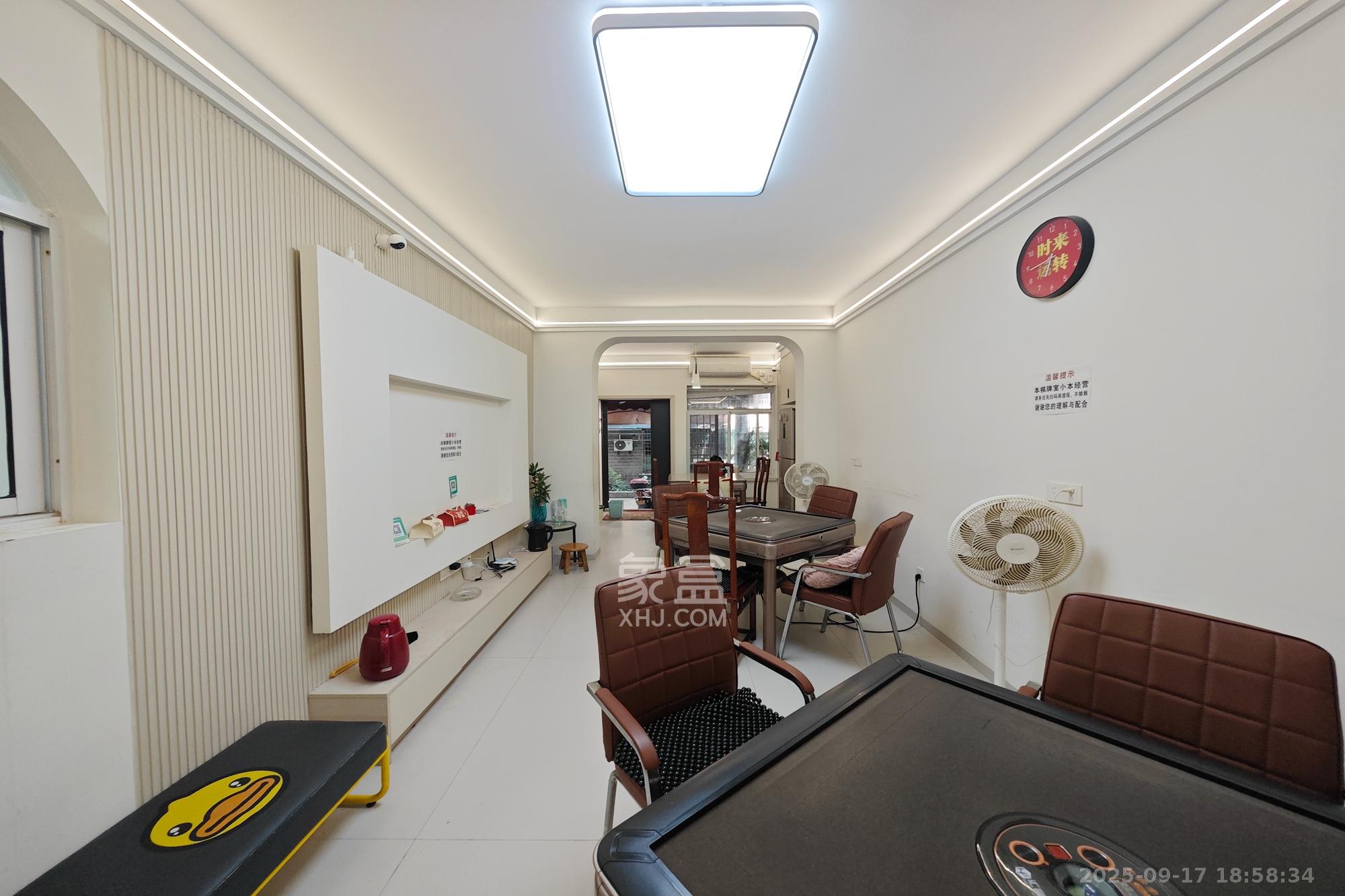 牛角塘社区  2室2厅2卫    78.8万客厅