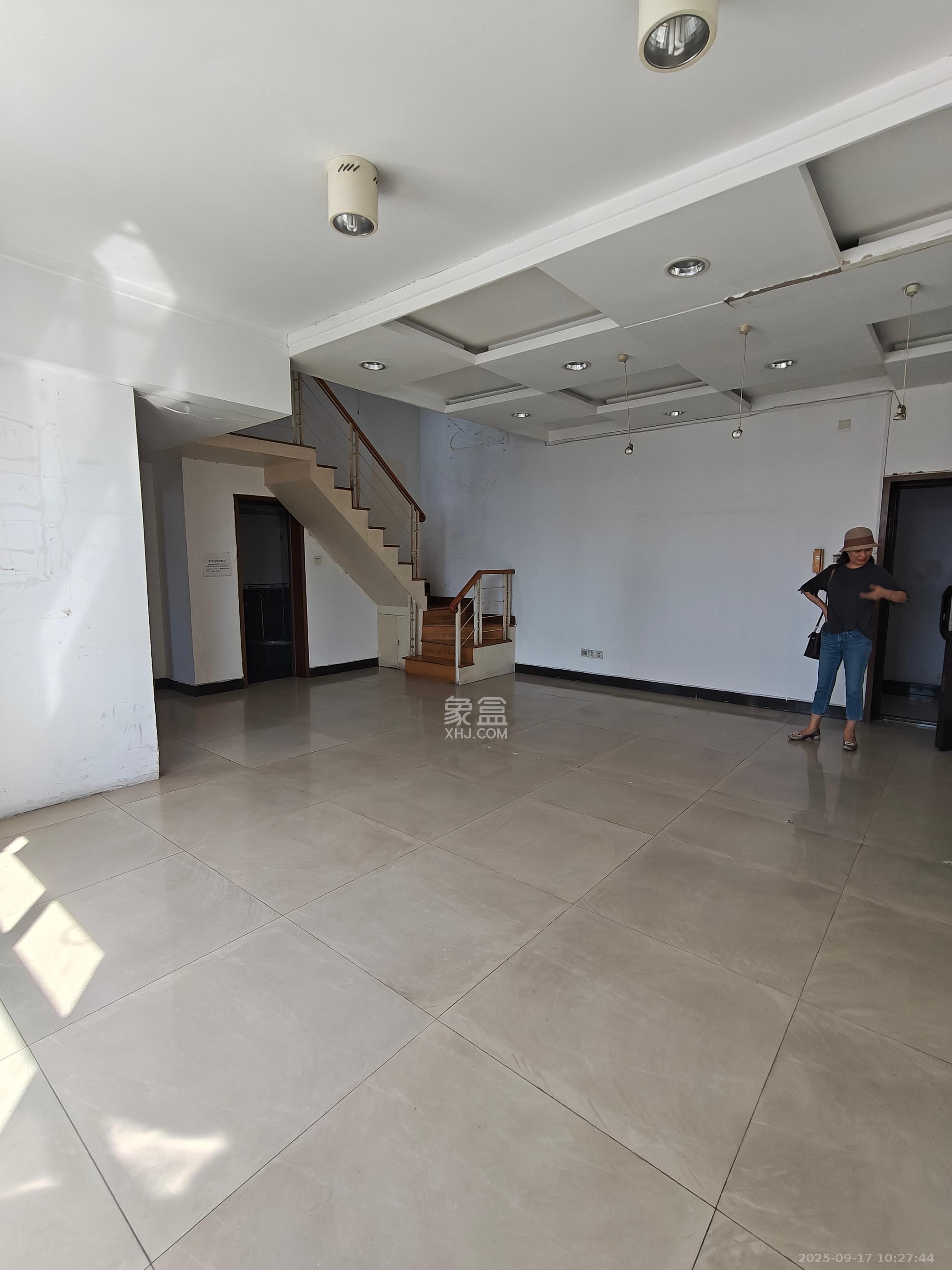 君临天厦 4室1厅1卫 3000.0元/月 君临天厦 4室1厅1卫 3000.0元/月室内图