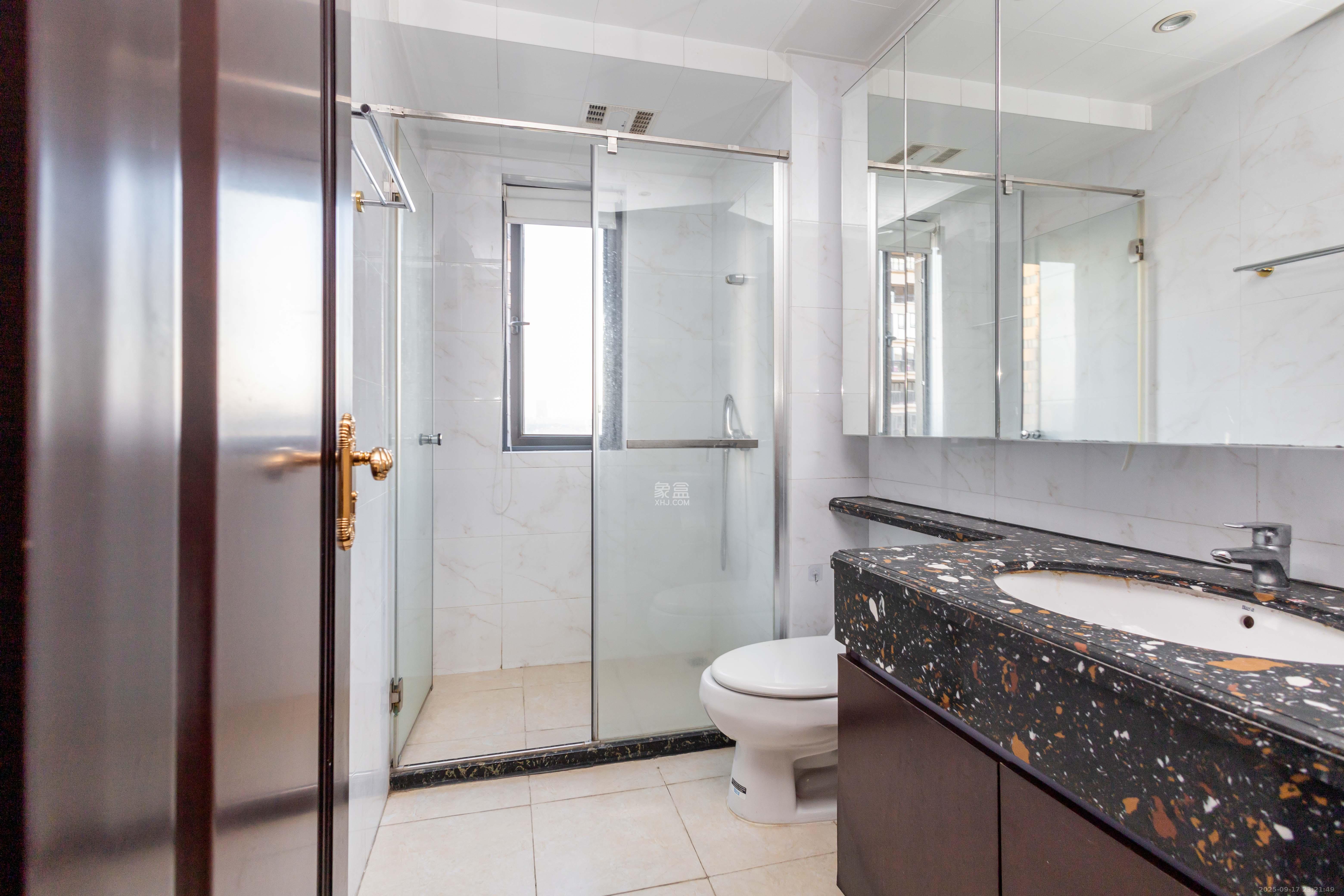 恒大江湾  4室2厅2卫    125.0万卫生间