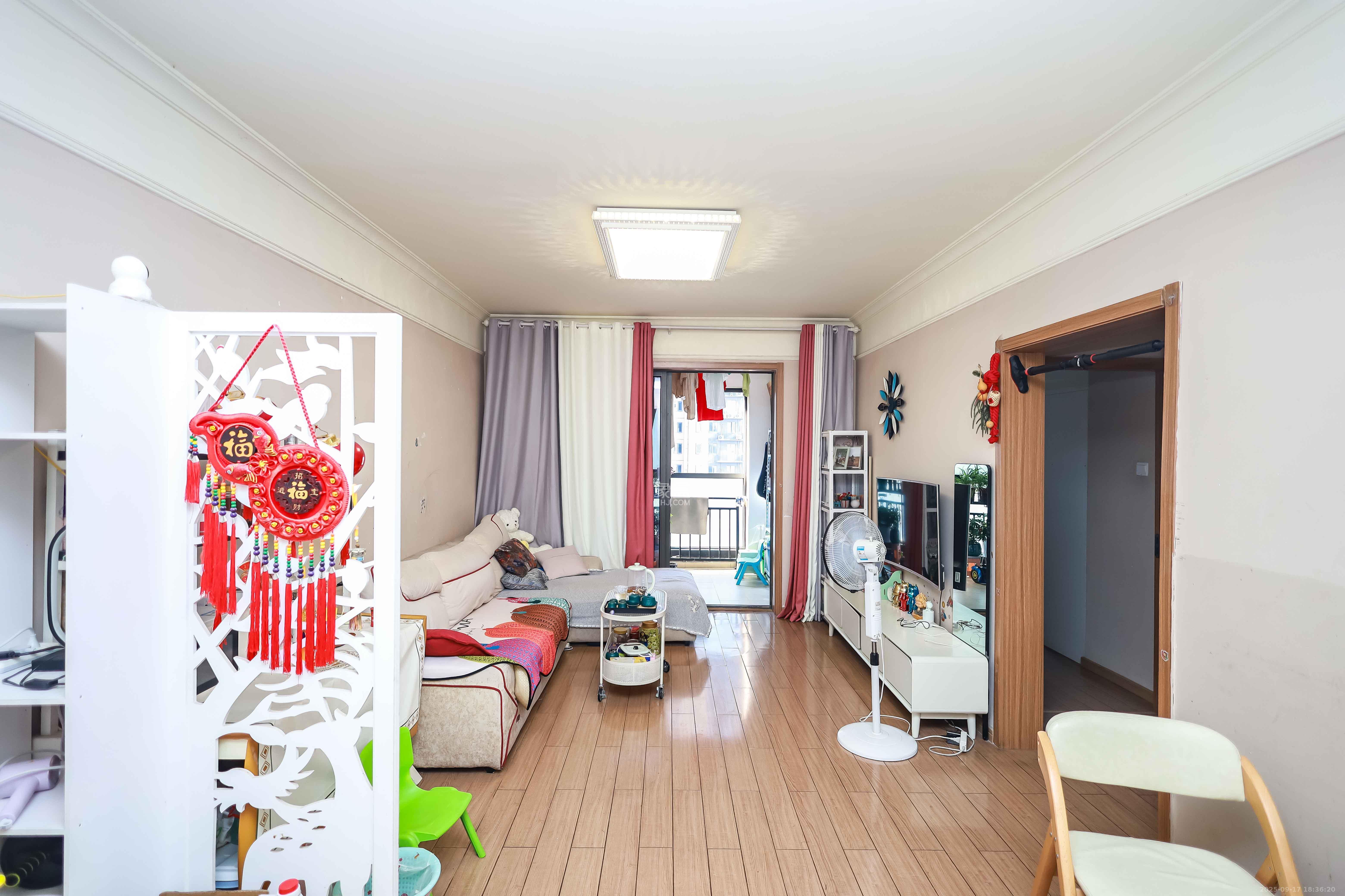 麓谷小镇  3室2厅1卫    59.8万客厅