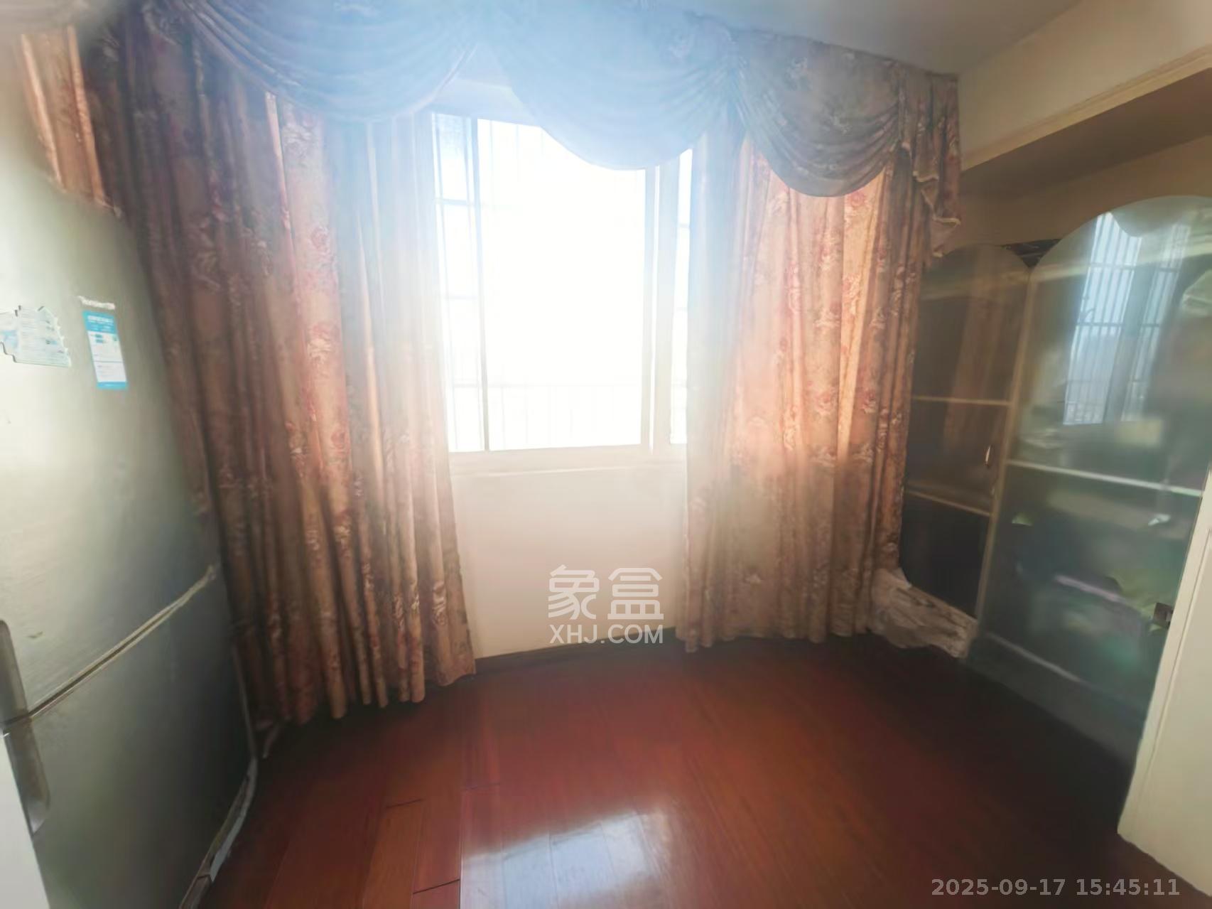 麓山才苑 3室2厅2卫 3500.0元/月 麓山才苑 3室2厅2卫 3500.0元/月室内图