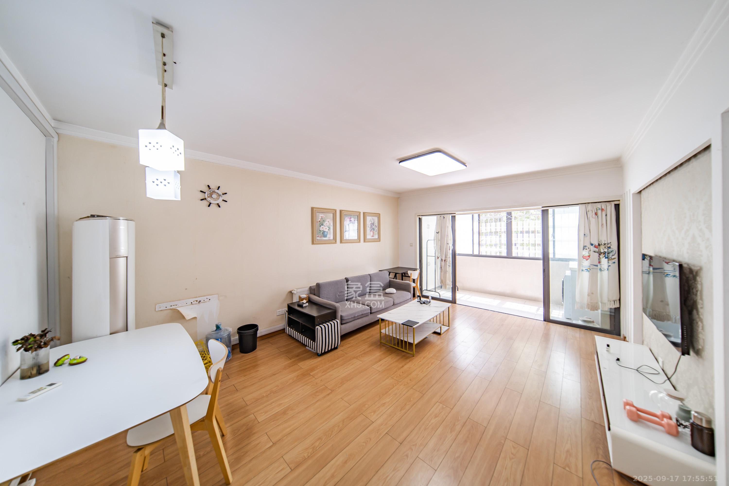 阳光100一期、四五期 3室2厅1卫 85.0万 阳光100一期、四五期 3室2厅1卫 85.0万客厅