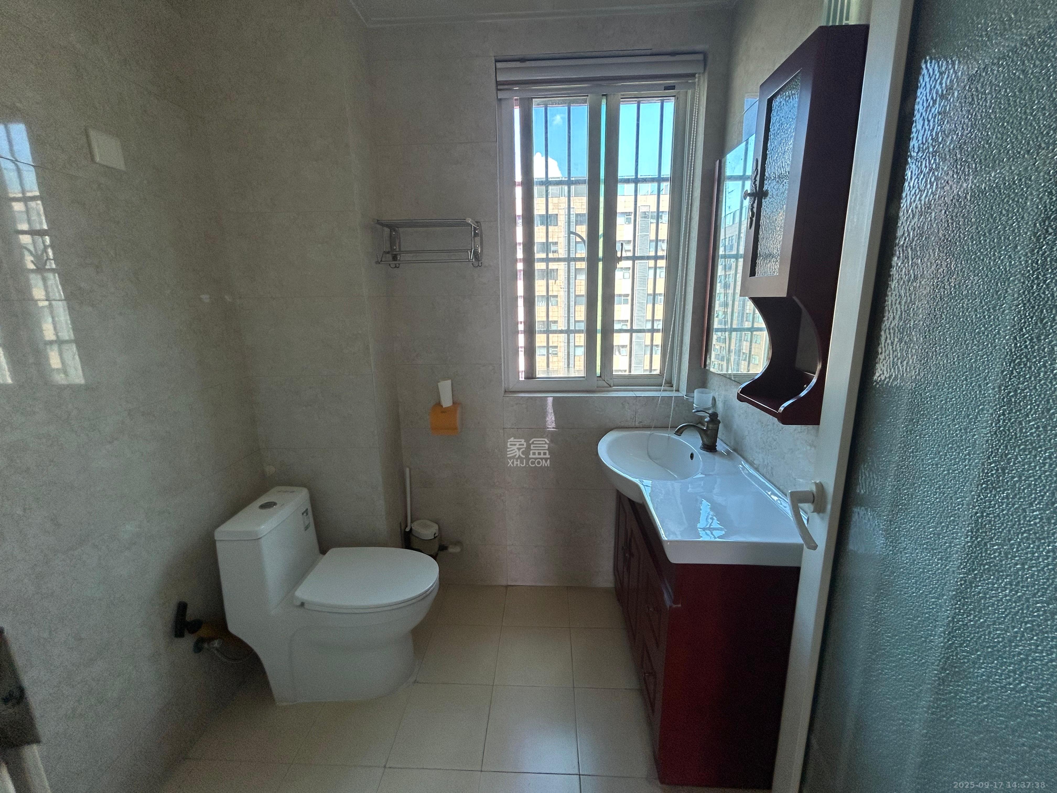 麓谷加州阳光  4室2厅2卫    3600.0元/月室内图