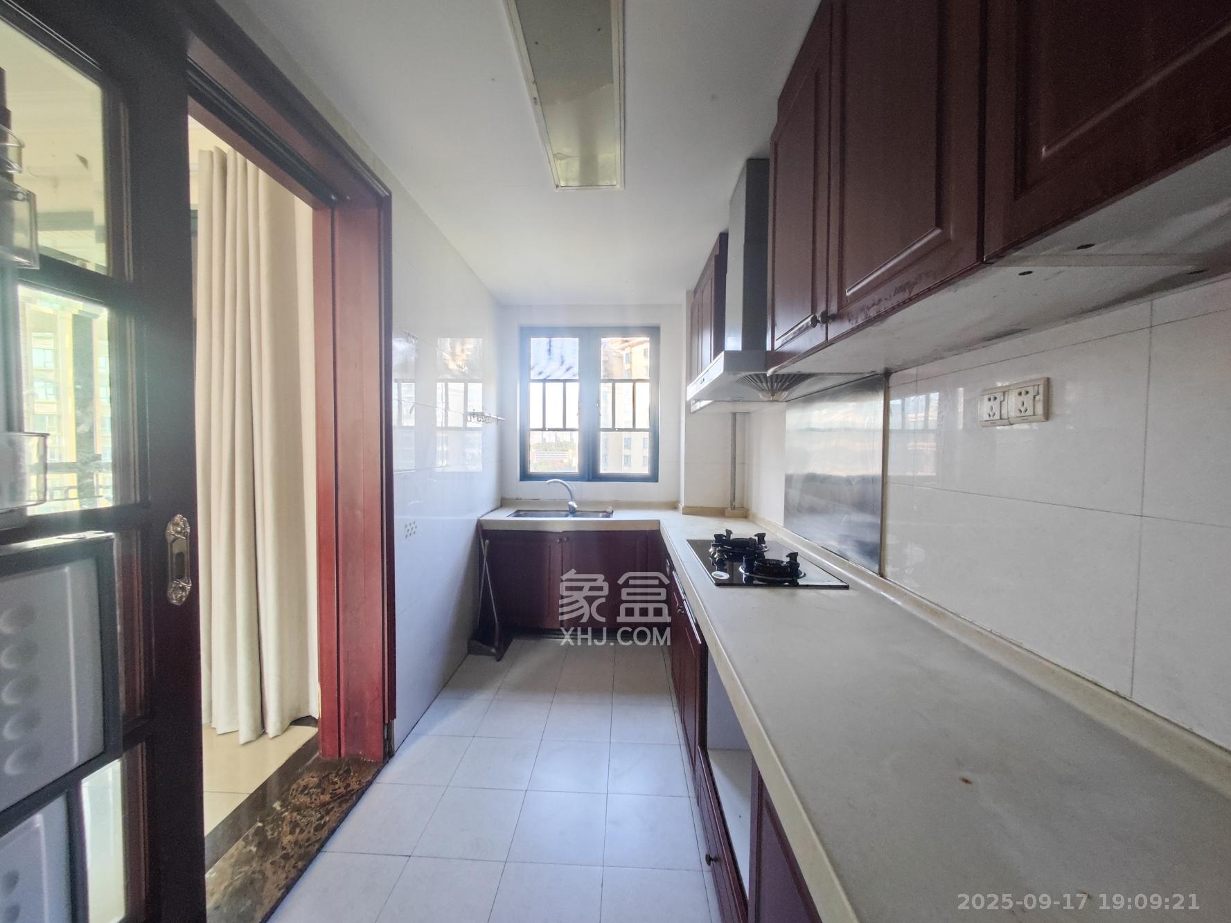 恒大城 4室2厅2卫 126.8万 恒大城 4室2厅2卫 126.8万厨房